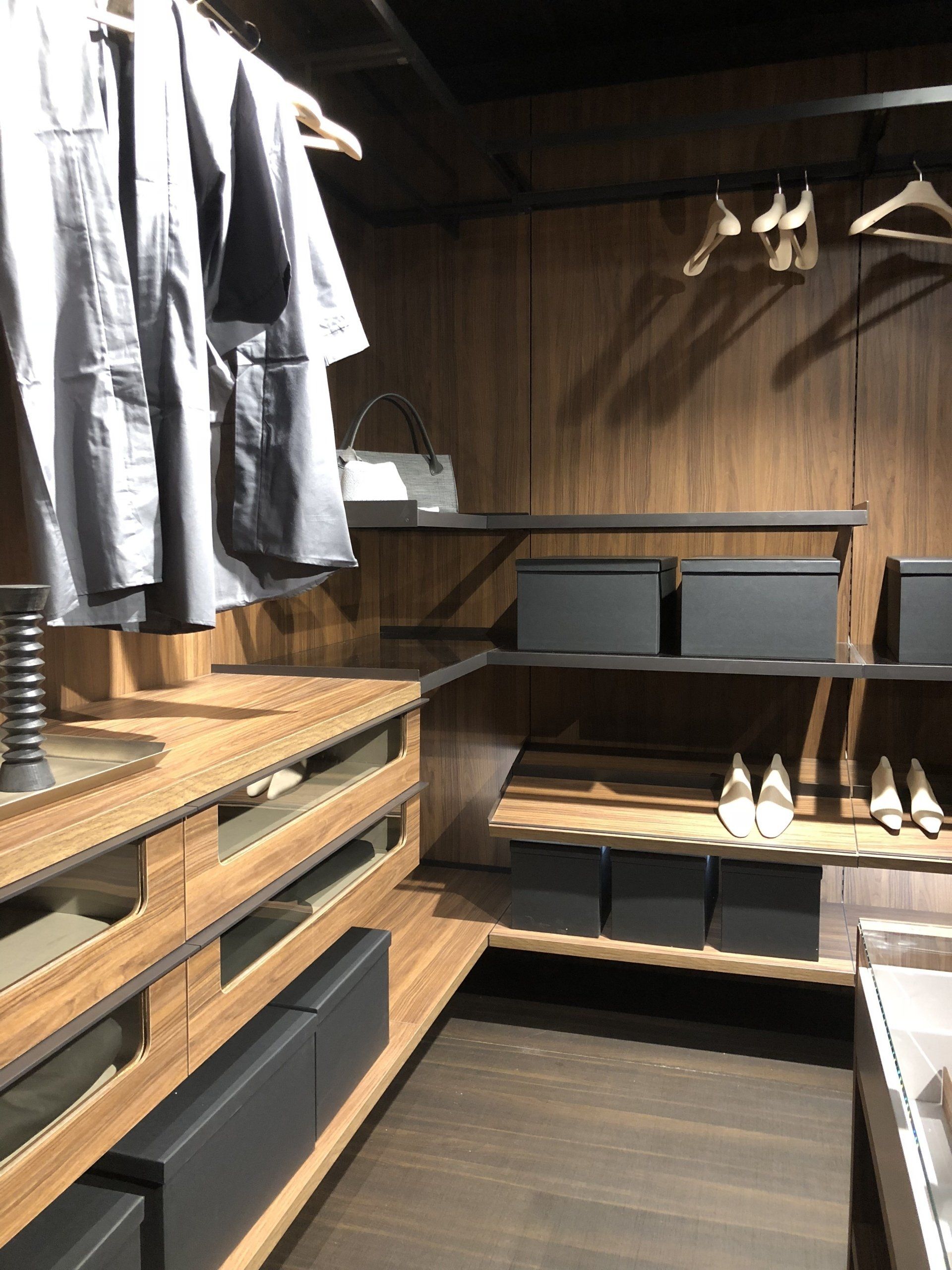 Dressing avec penderie, étagère et tiroir en bois mat.