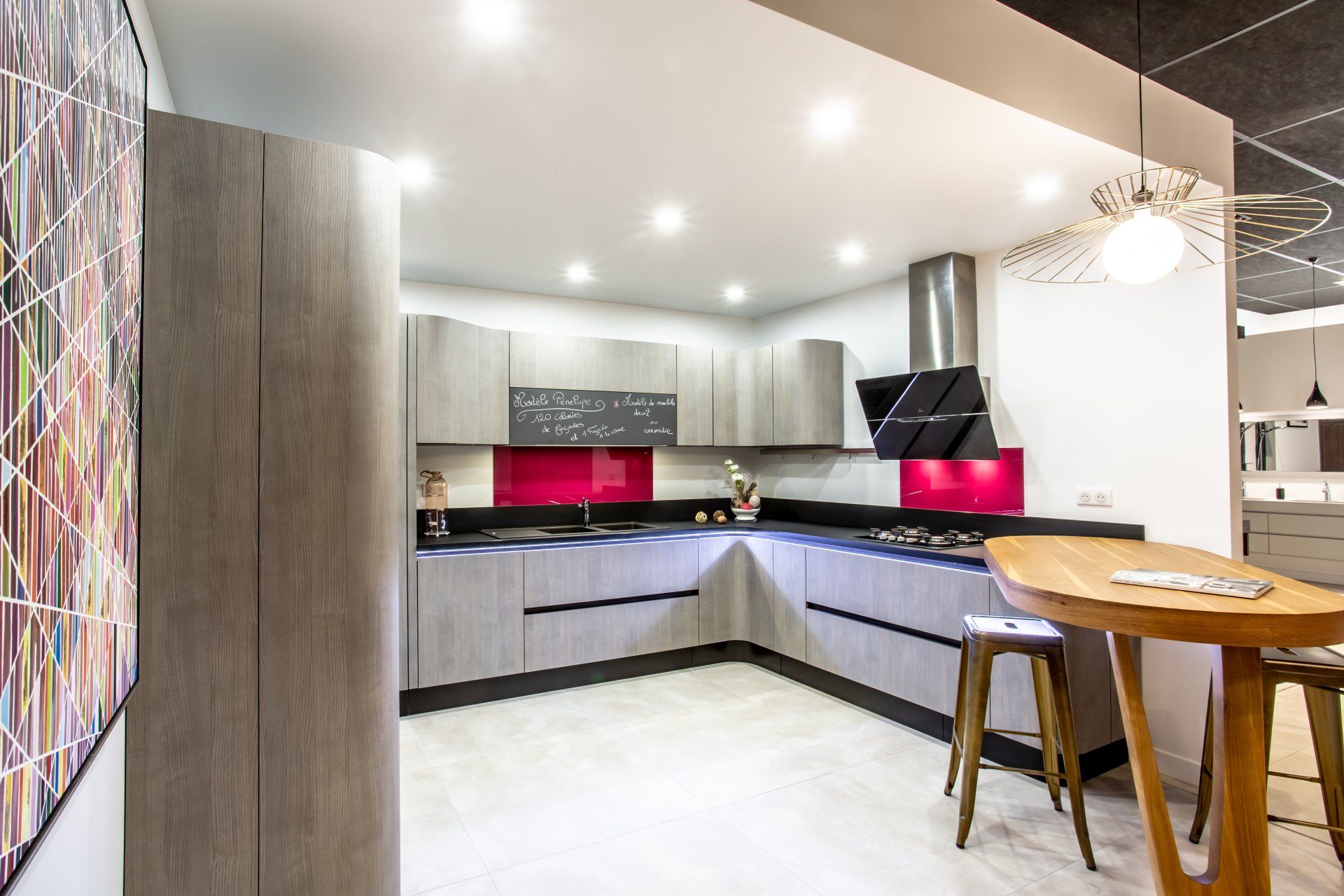 Cuisine en bois et crédence violette, ardoise