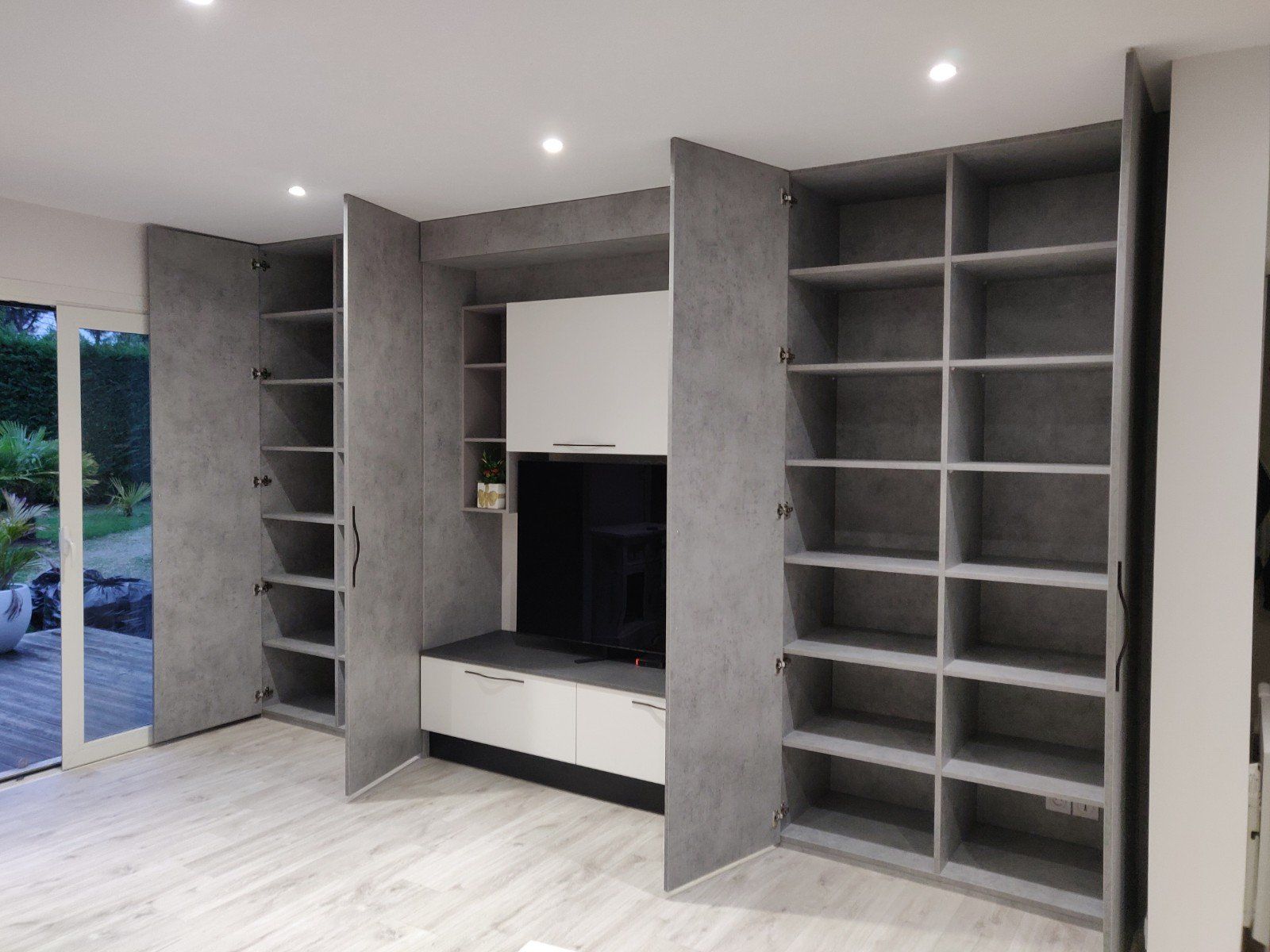 Photo d'une penderie double dans une chambre avec meuble télé