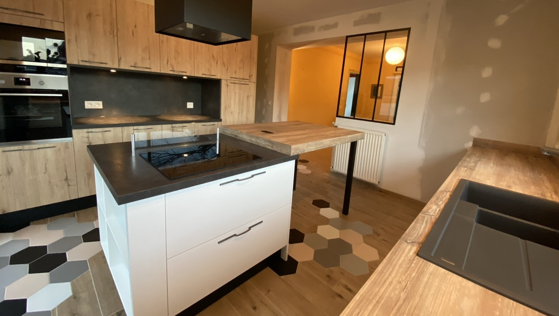 Création d'une cuisine en bois, plan de travail de l'îlot central massif.