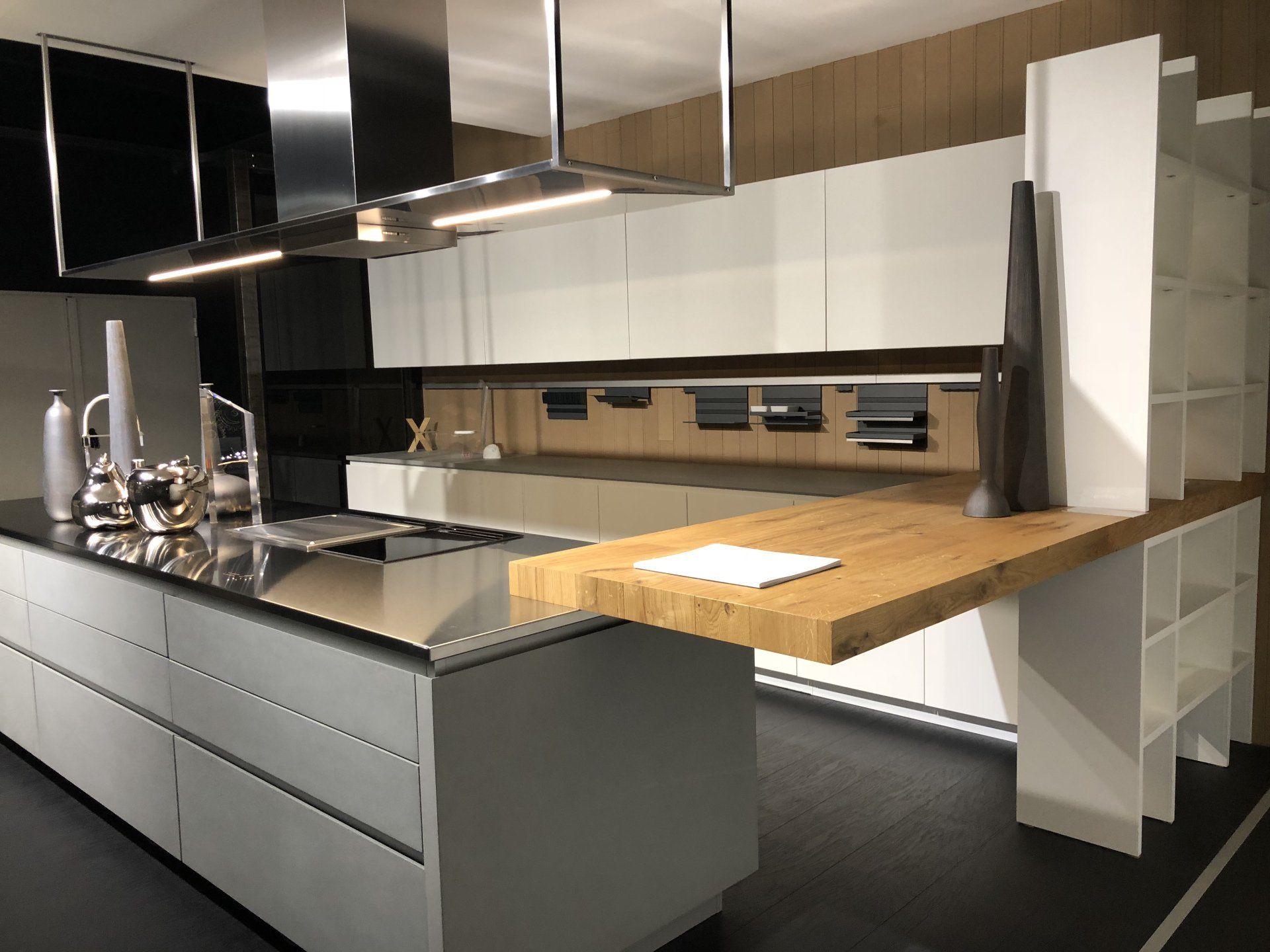 Photo d'une grande cuisine ouverte moderne, meuble blanc, crédence en carreau effet bois et plan de travail inox et bois massif.