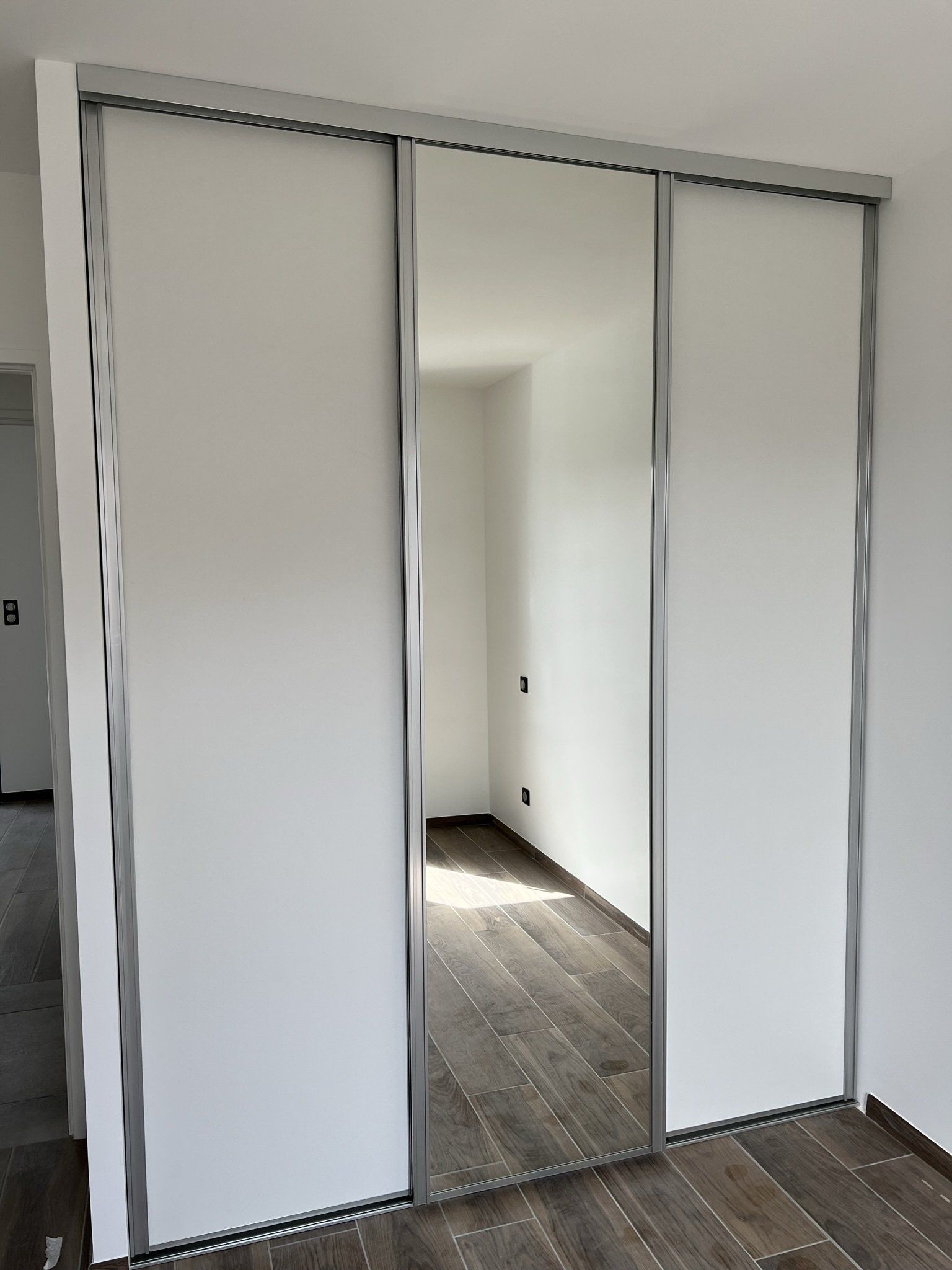 Pose d'un placard, dressing dans une chambre.