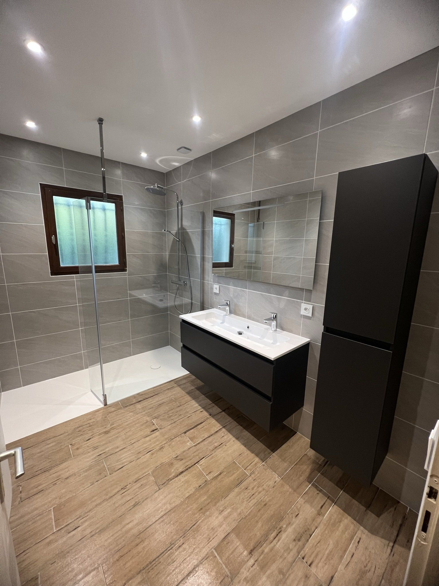 Photo d'une salle de bain avec un meuble vasque intégré grande largeur, double vasque en une