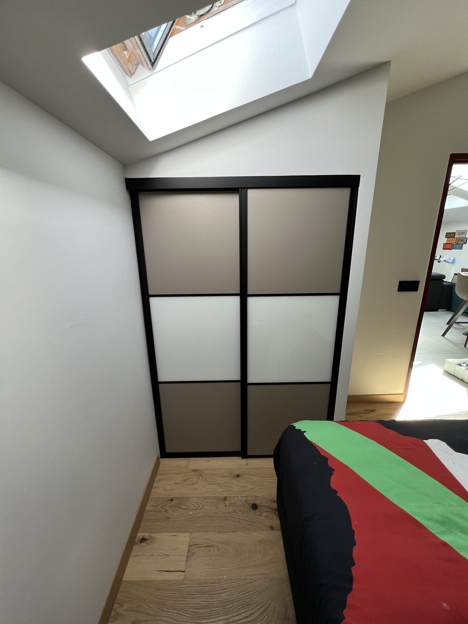 Placard sous les combles, avec portes coulissantes