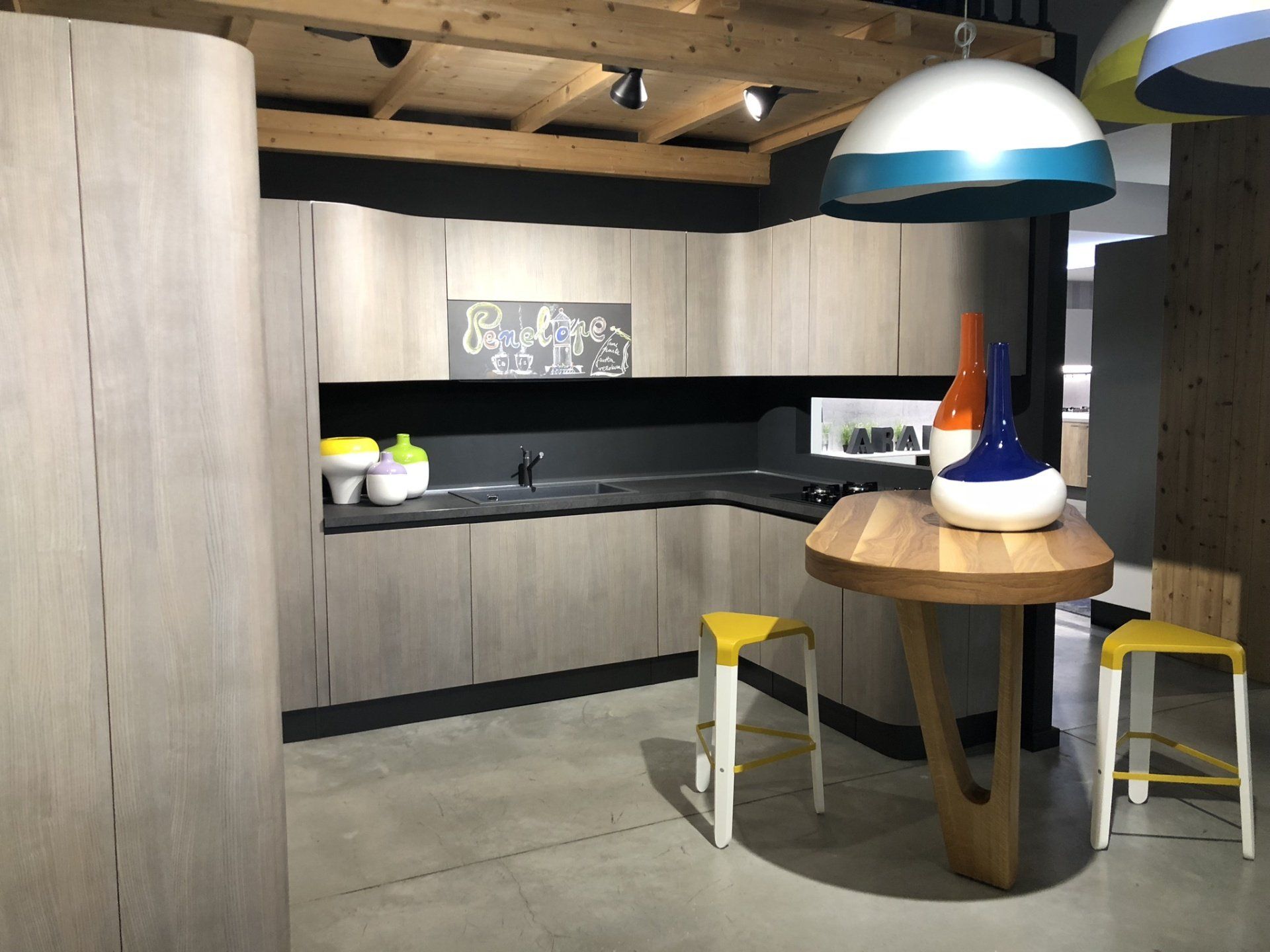 Photo d'une cuisine moderne avec des courbes et meuble design.