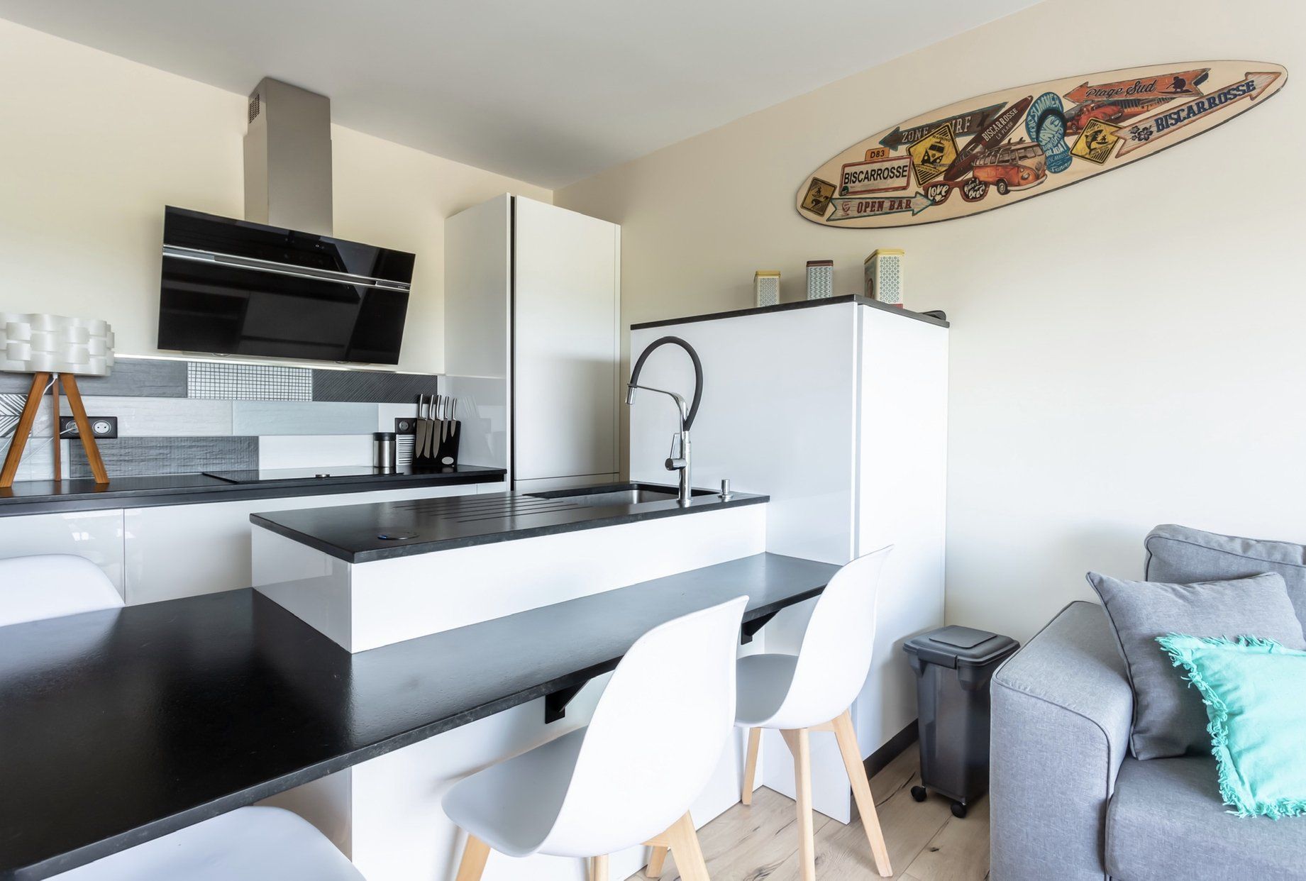 Photo d'une cuisine ouverte dans un appartement, équipés et lumineuse