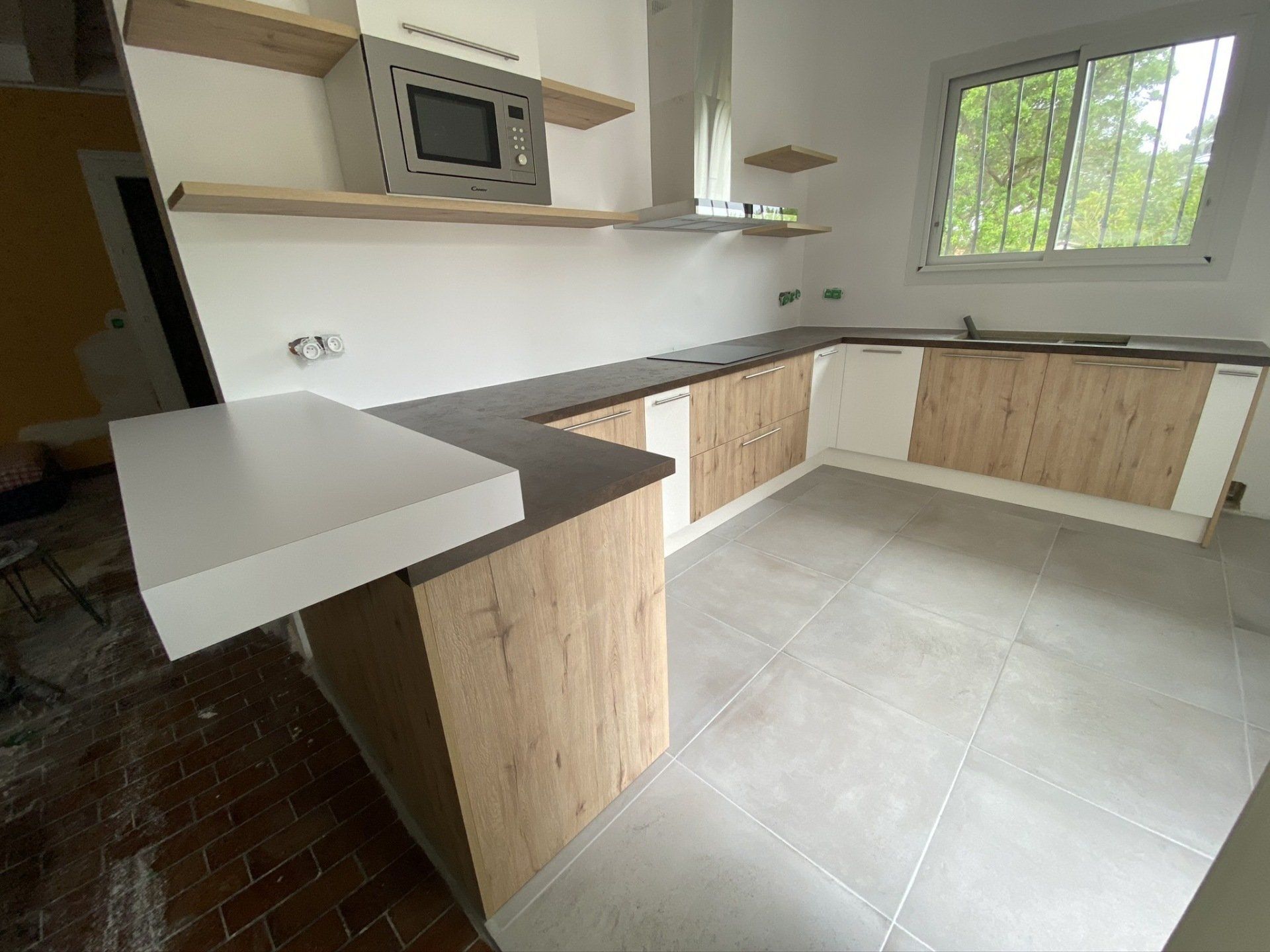 Rénovation d'une cuisine, moderne avec une alternance bois et blanc.