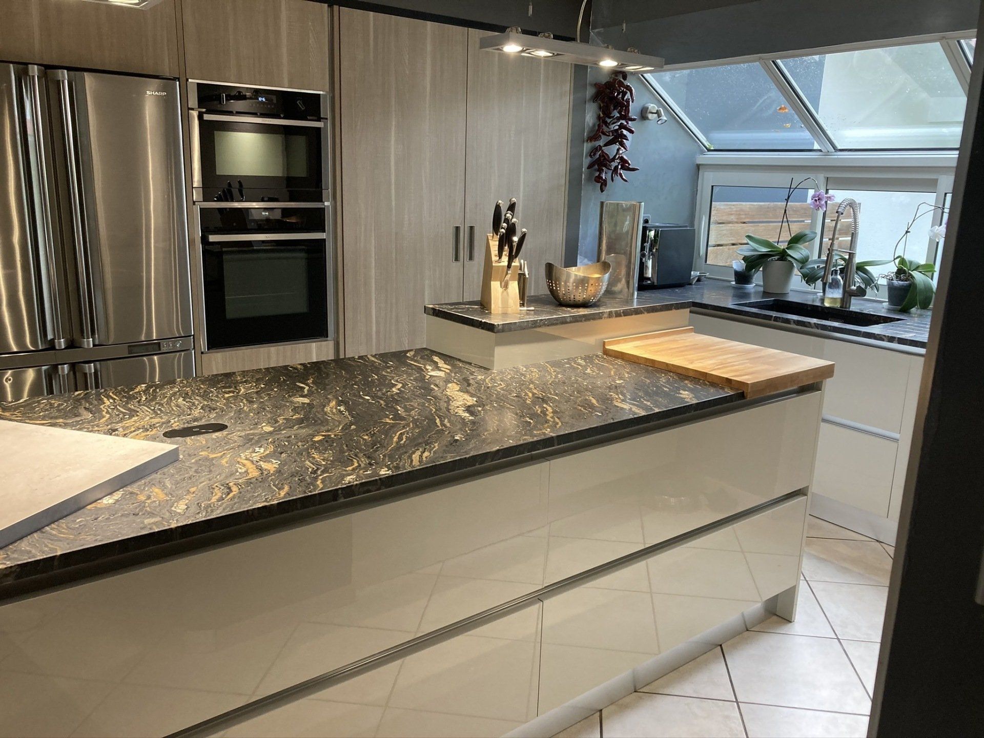 Photo plan de travail marbre noir et doré, avec grand tiroir de rangement