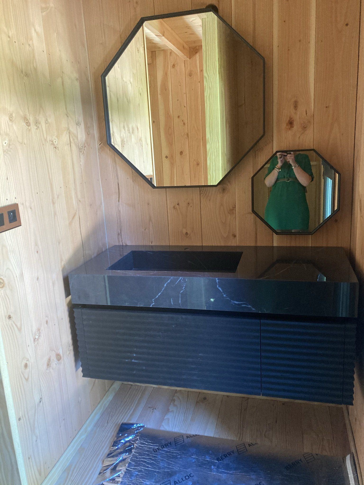 Meuble de salle de bain avec vasque taillé dans la pierre du meuble