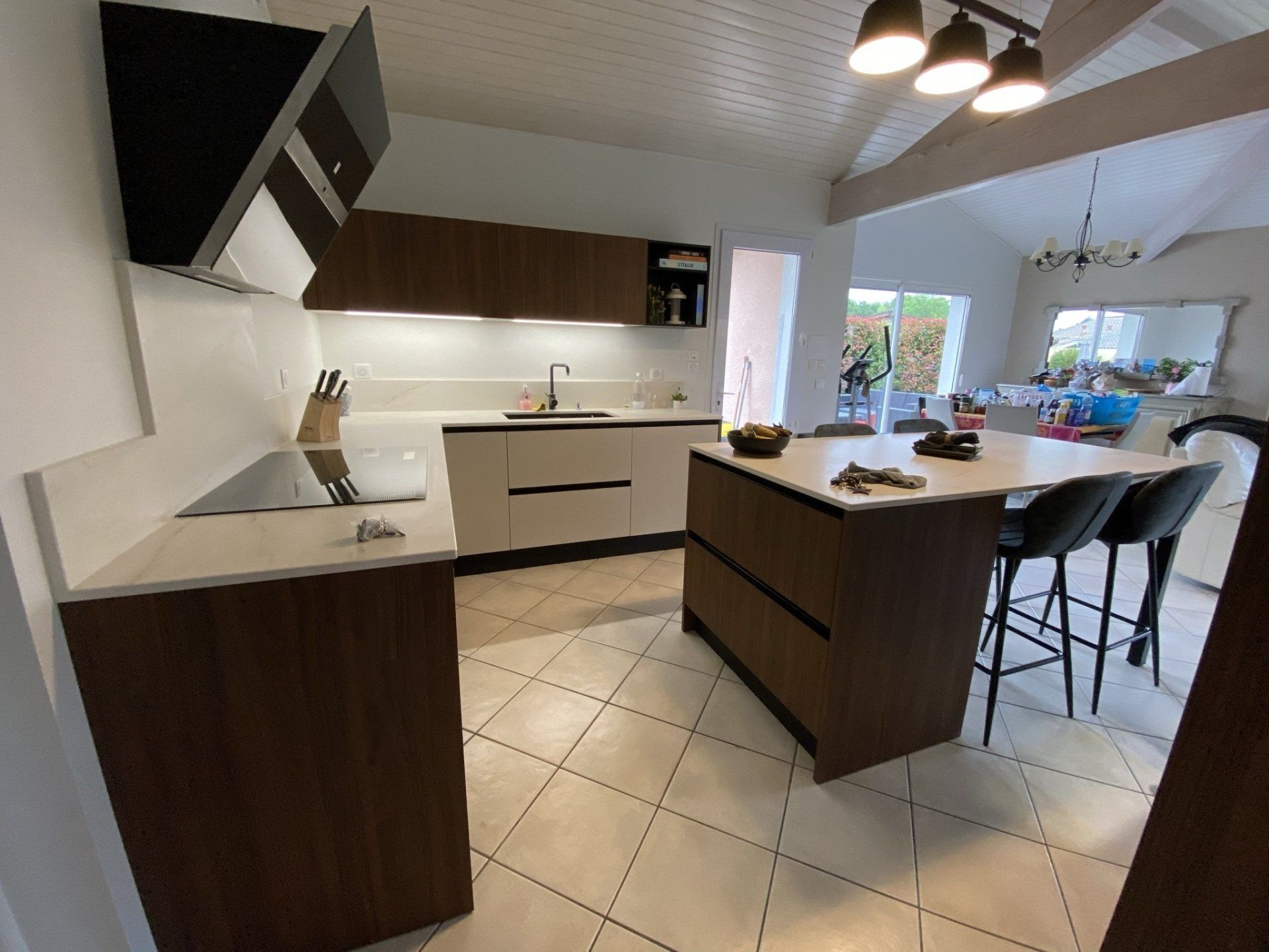 Photo d'une cuisine moderne équipée avec un îlot central ; mange debout