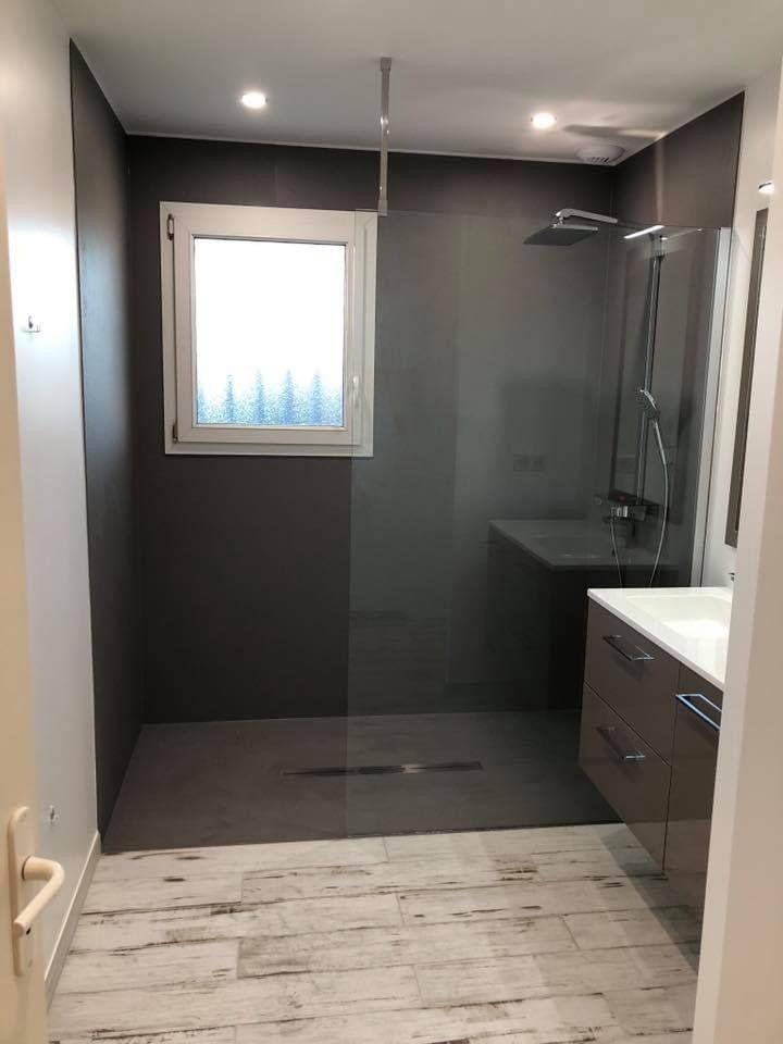 Salle de bain avec cabine de douche à l'italienne carreaux et sol foncé