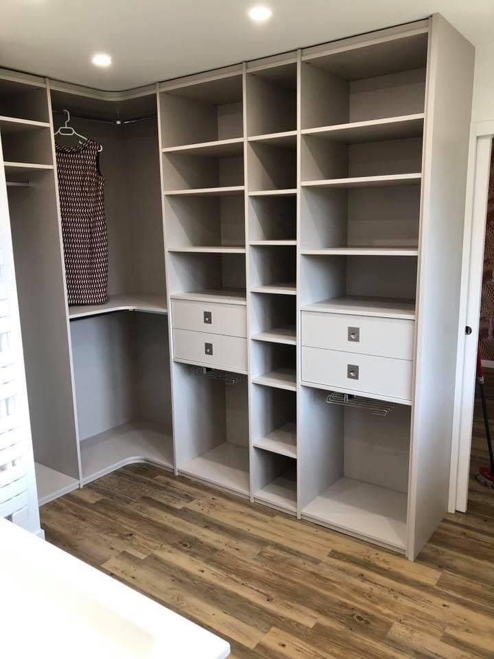 Dressing dans une chambre, grand nombre de rangement