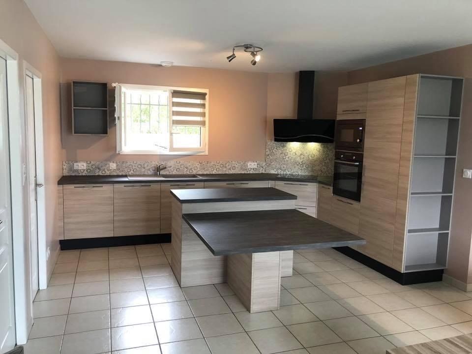 Cuisine avec faïence pour crédence et îlot central deux niveaux.