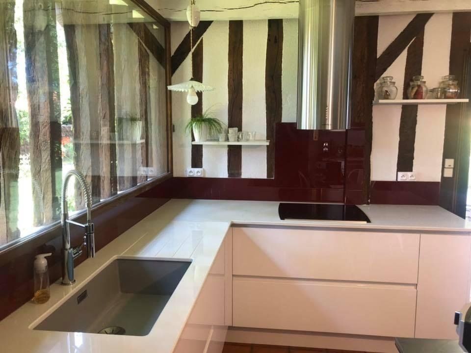 Photo d'une cuisine moderne dans une maison ancienne, plan de travail et cuisine claire et lumineuse.