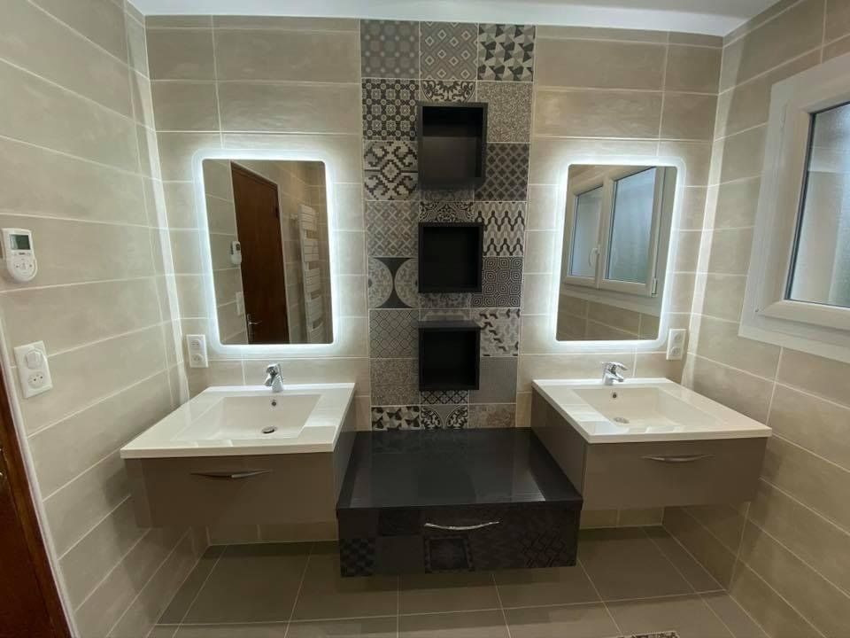 Double vasque avec meuble et frise en carreaux vintage