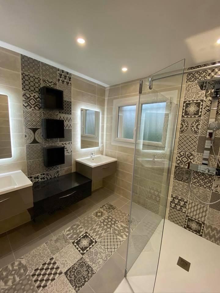 Salle de bain avec double vasque et carrelage mosaique vintage