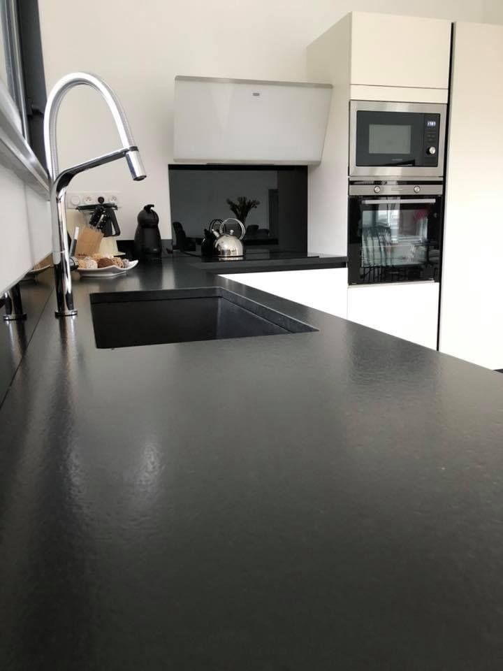 Photo du plan de travail avec bac évier et robinetterie moderne