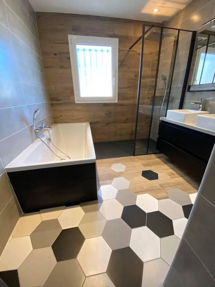 Photo d'une salle de bain avec baignoire et douche à l'italienne et meuble à double vasque