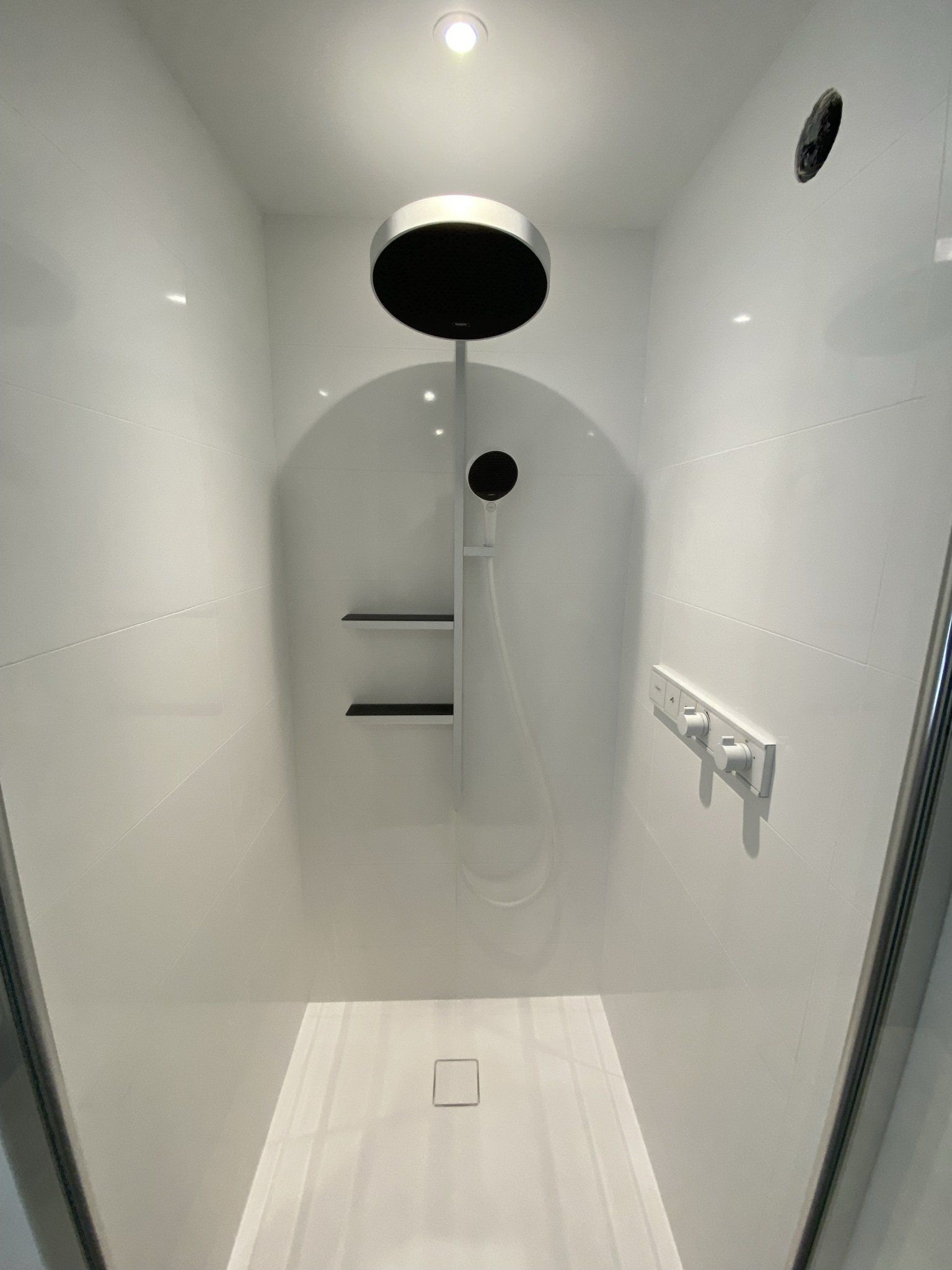 Cabine de douche, avec thermosta et nombreux réglages.