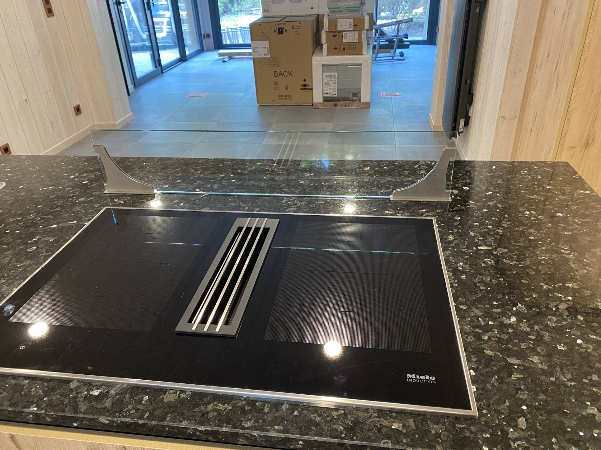 Photo d'une plaque à induction avec hotte intégrée.