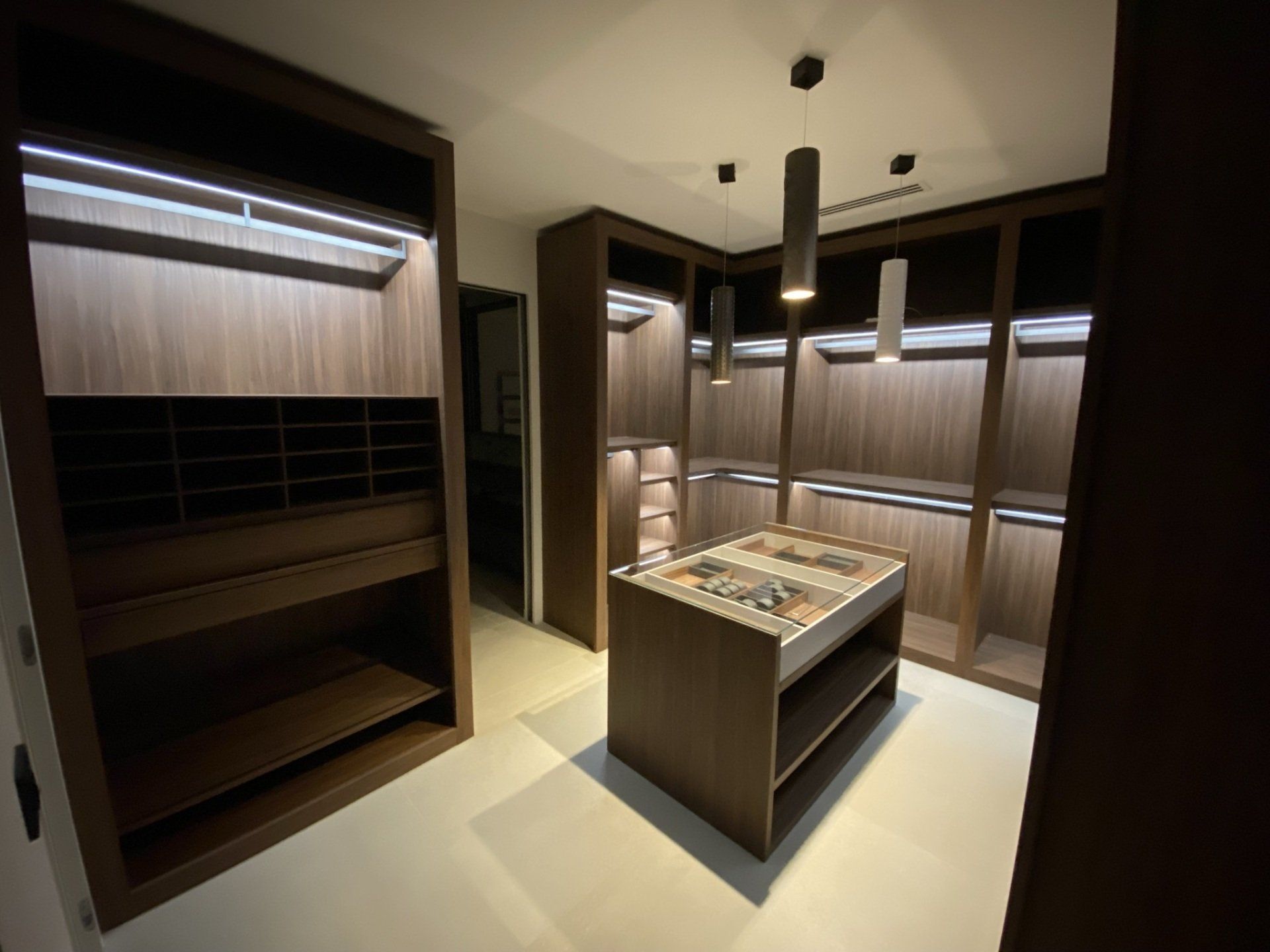 Photo d'un grand dressing sur mesure avec îlot central