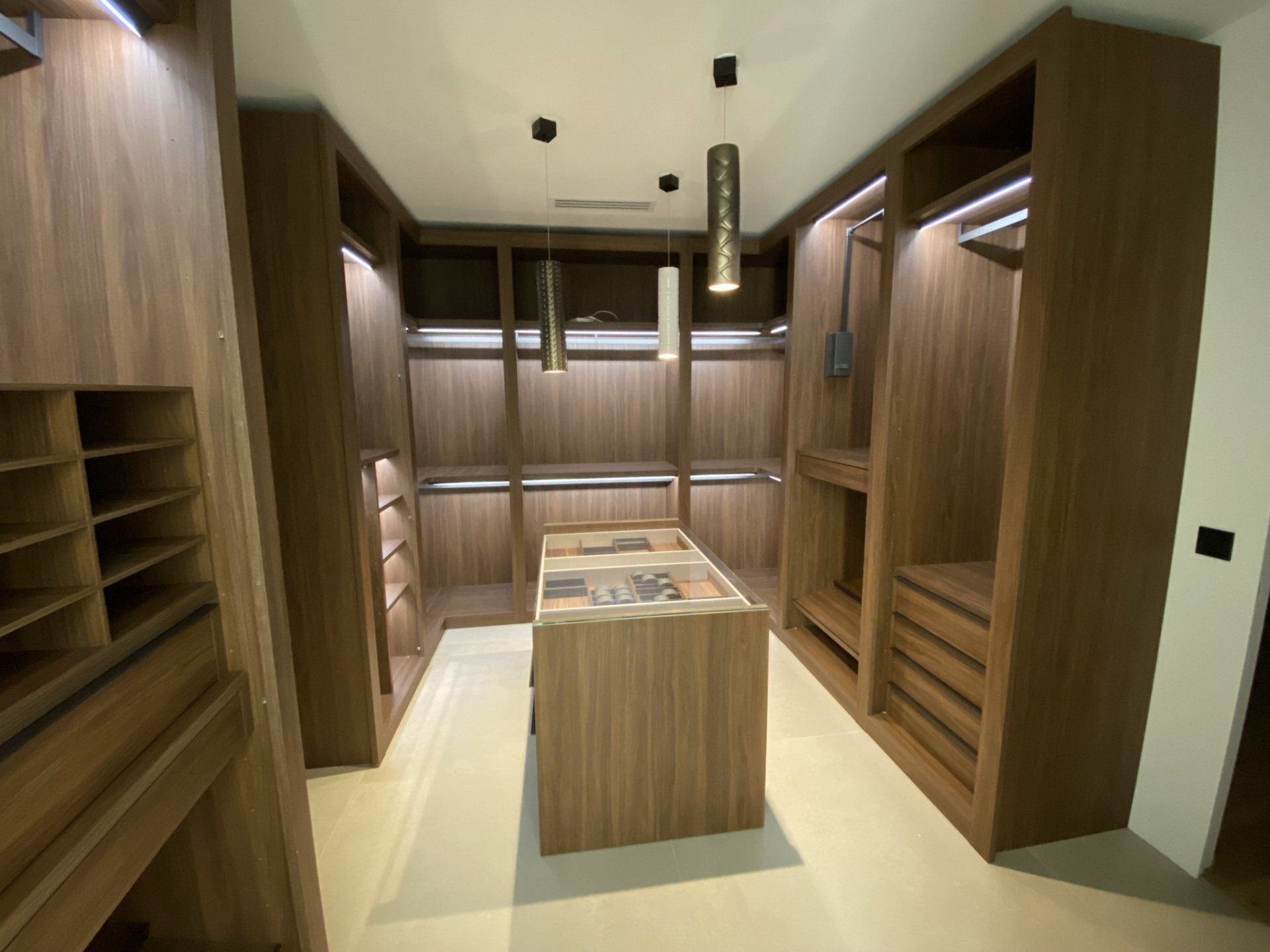 Création d'un grand dressing en bois sur mesure avec îlot central