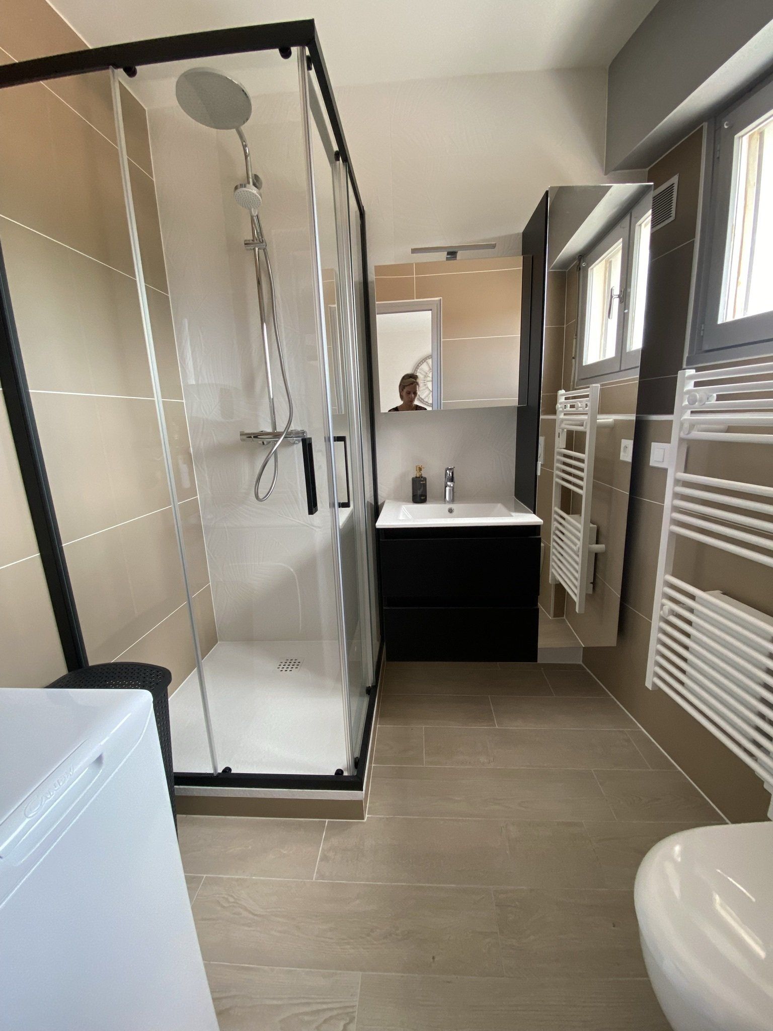 Petite salle de bain, agencement avec une douche, toilette et lavabo