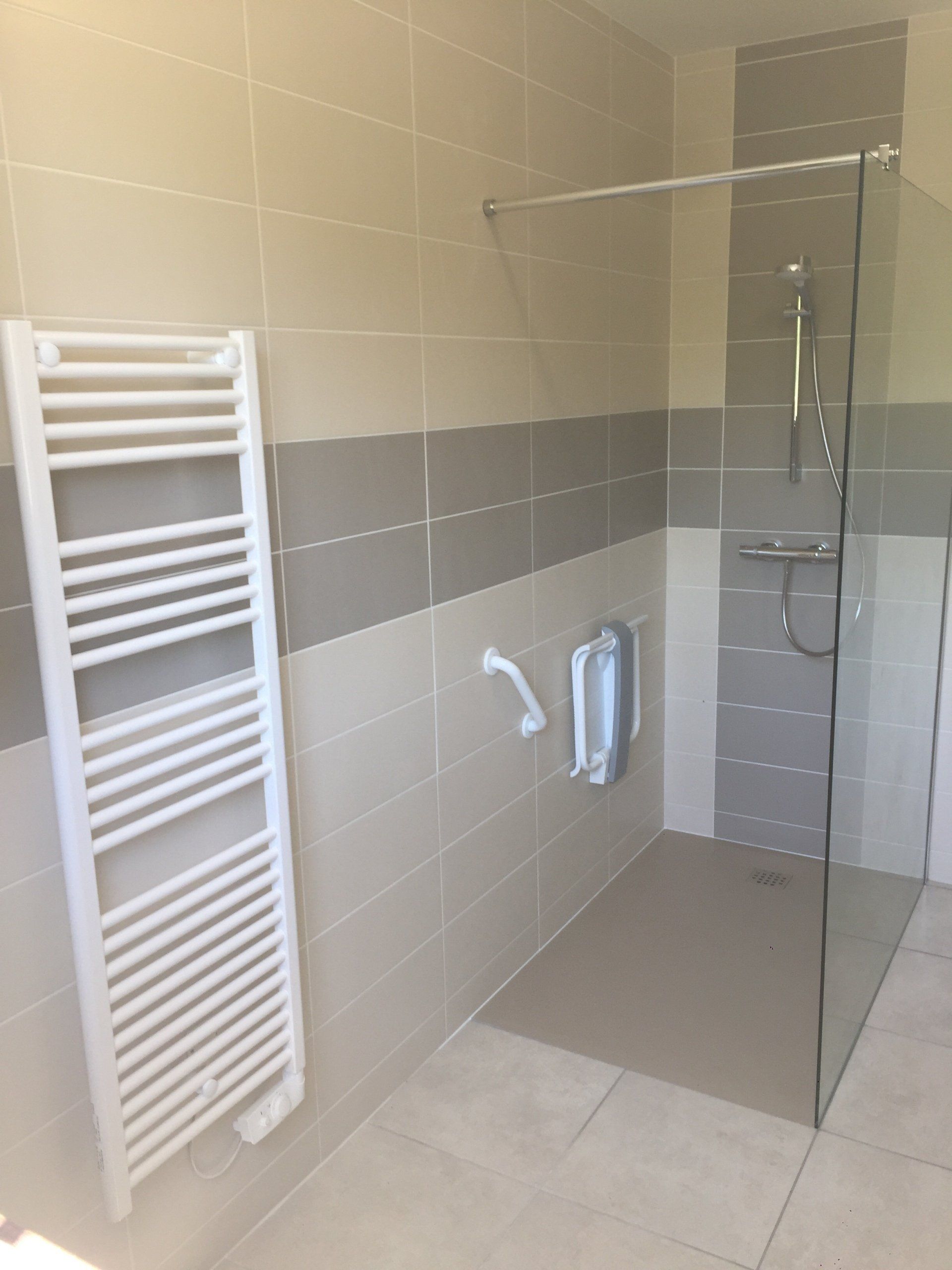 Photo d'une douche à l'italienne adapté au PMR et personne âgée