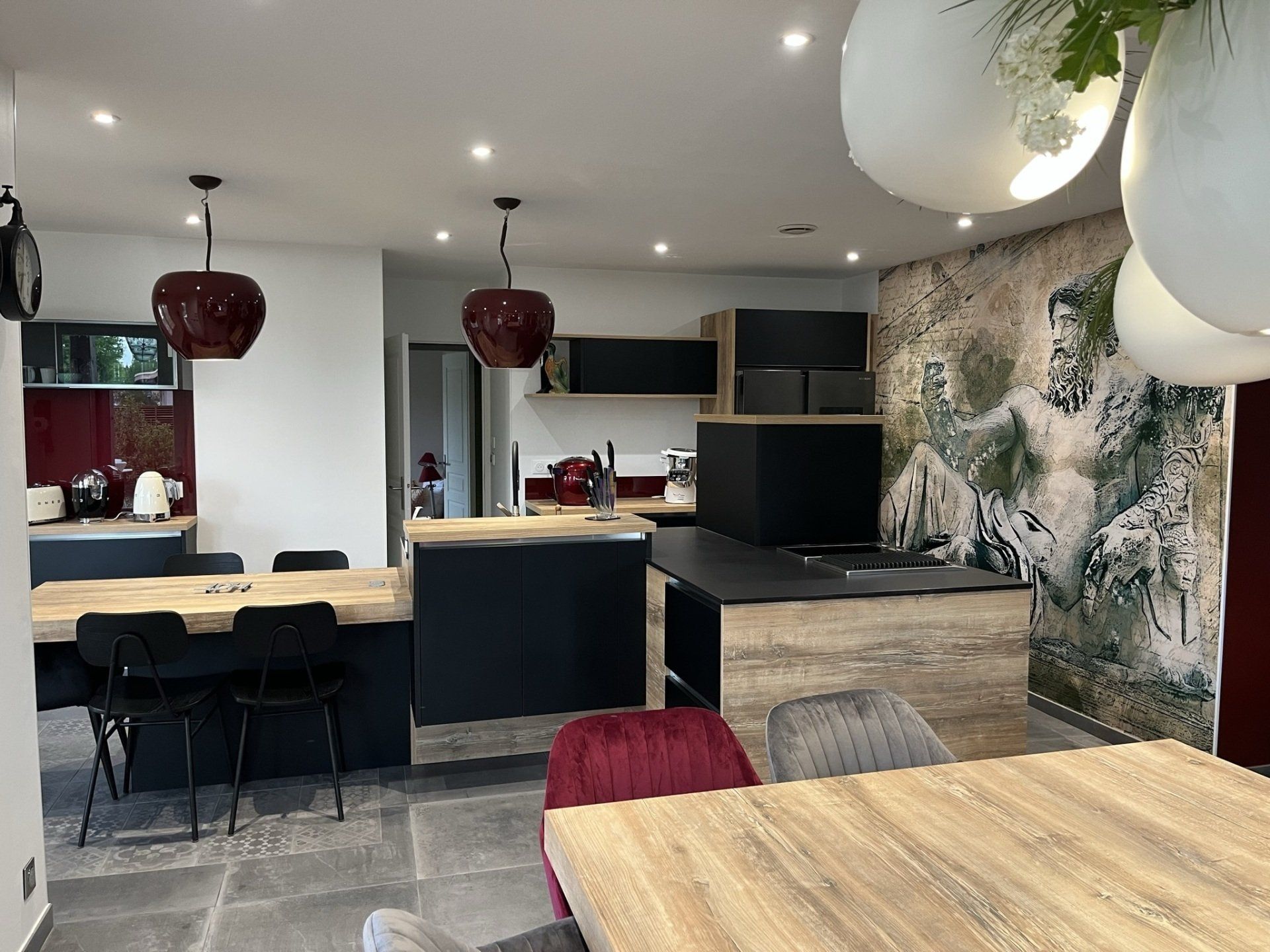 Photo d'une cuisine moderne avec îlot central et rangement, table cuisine en bois