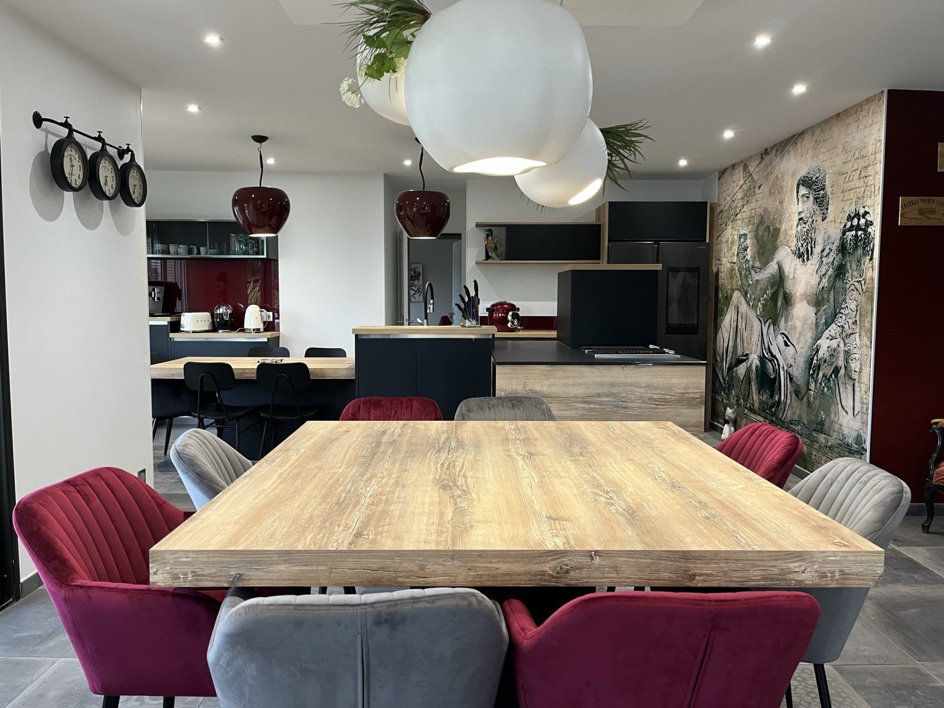 Photo d'une maison avec une rénovation et création d'une cuisine moderne avec un îlot central.