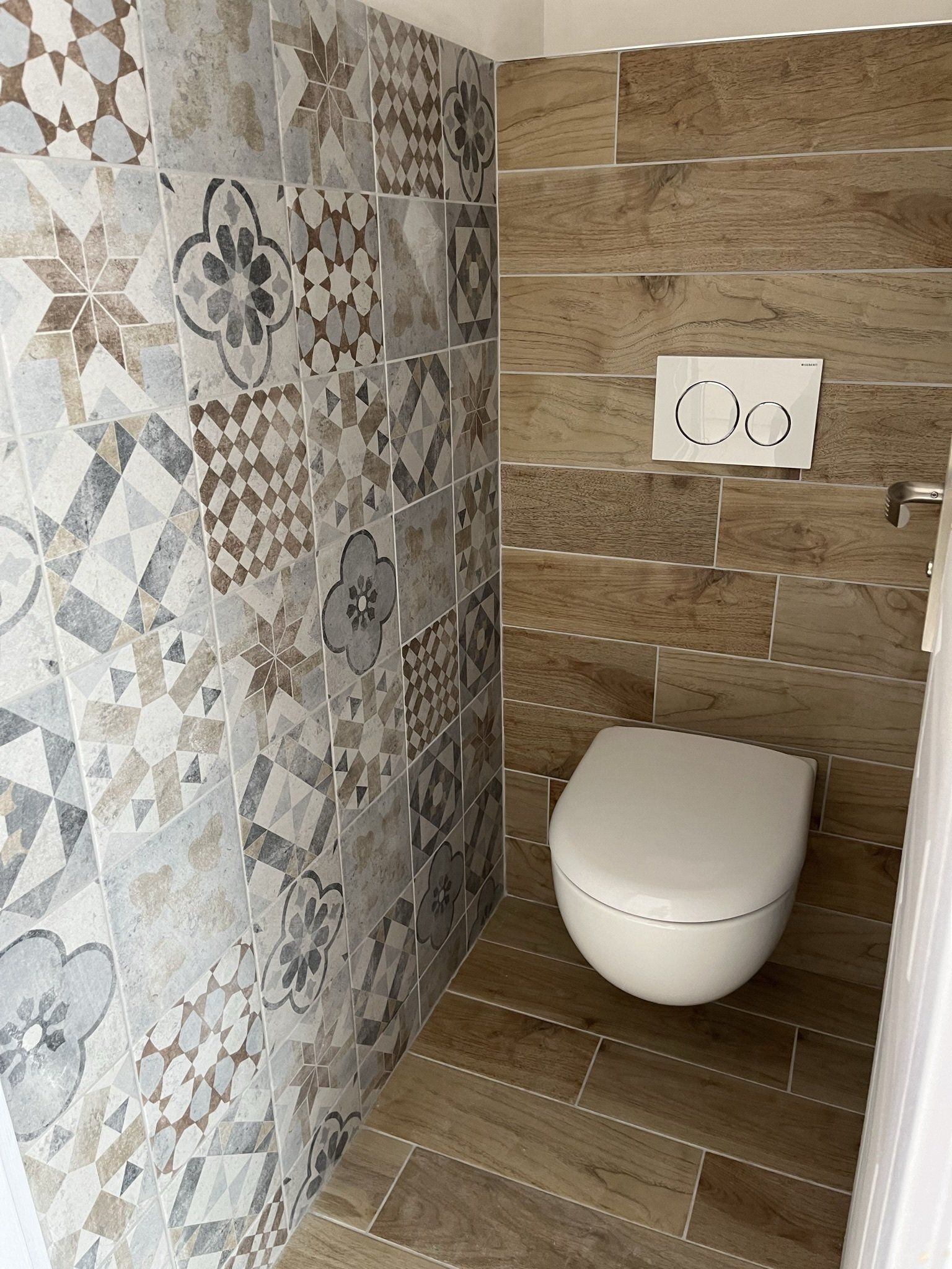 Toilette auto porté, carreaux effet bois