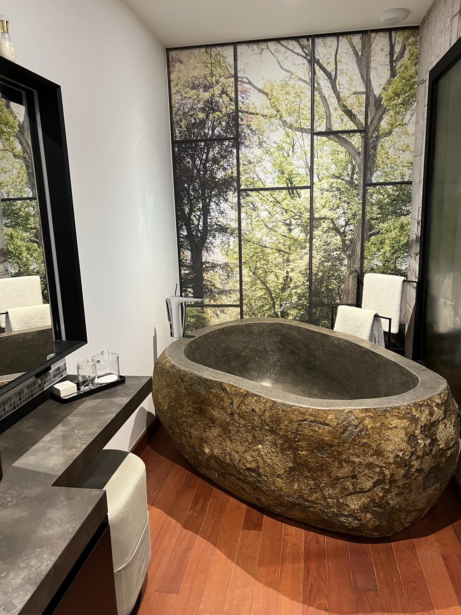 Photo d'une salle de bain avec une baignoirre taillé dans une pierre