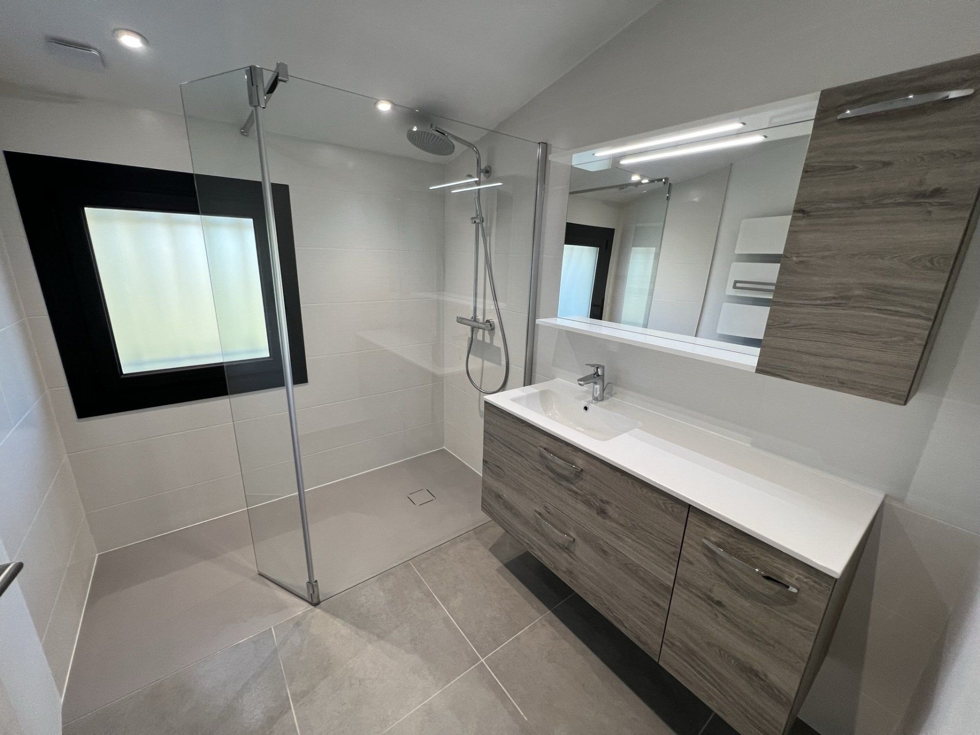 Salle de bain sous les combles, douche à l'italienne et meuble avec vasque