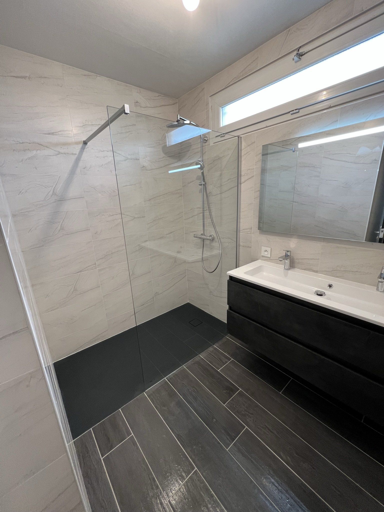 Photo salle de bain avec carreaux effet marbre et meuble grande vasque double en une