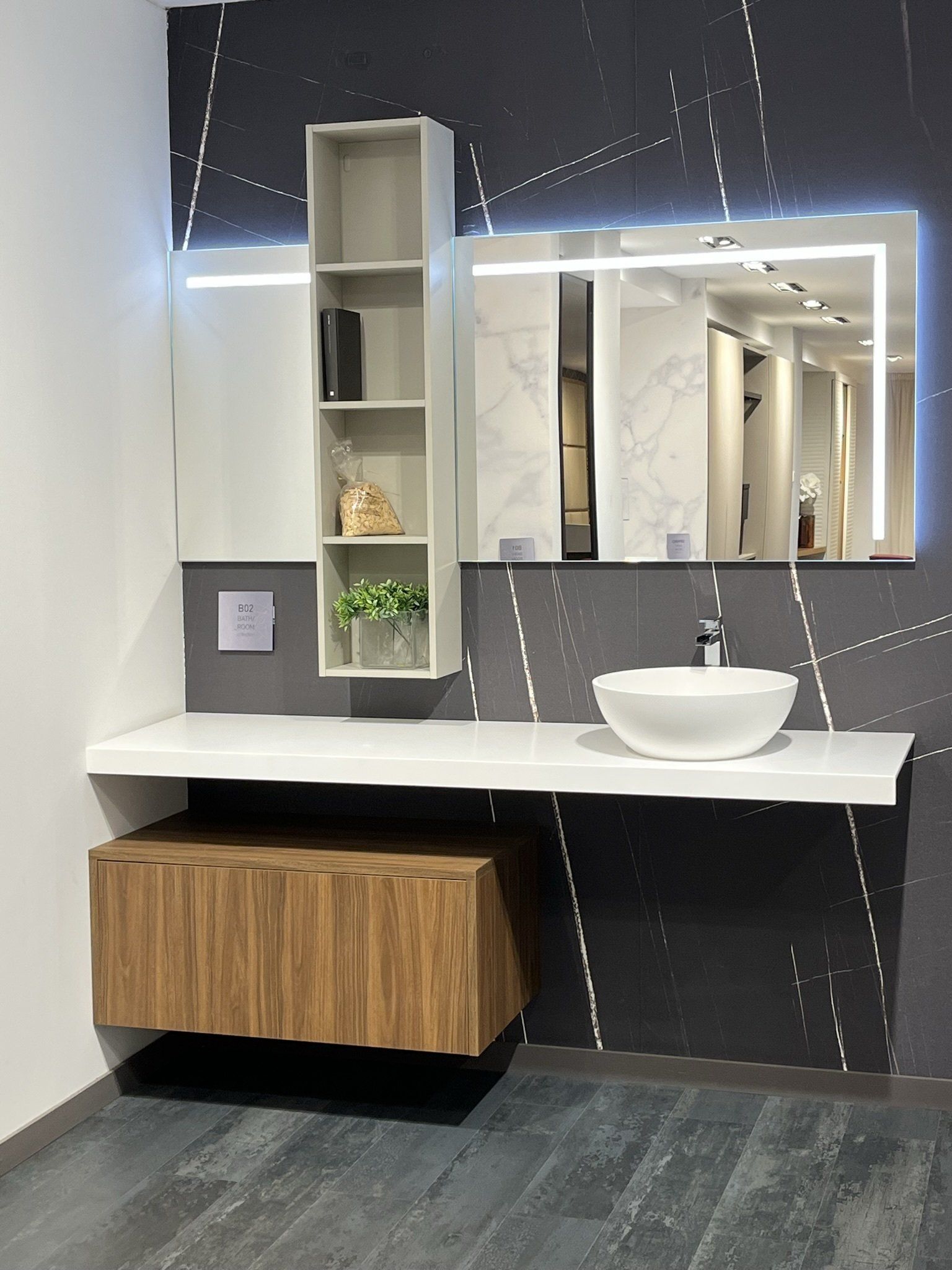 Meuble avec vasque dans une grande salle de bain