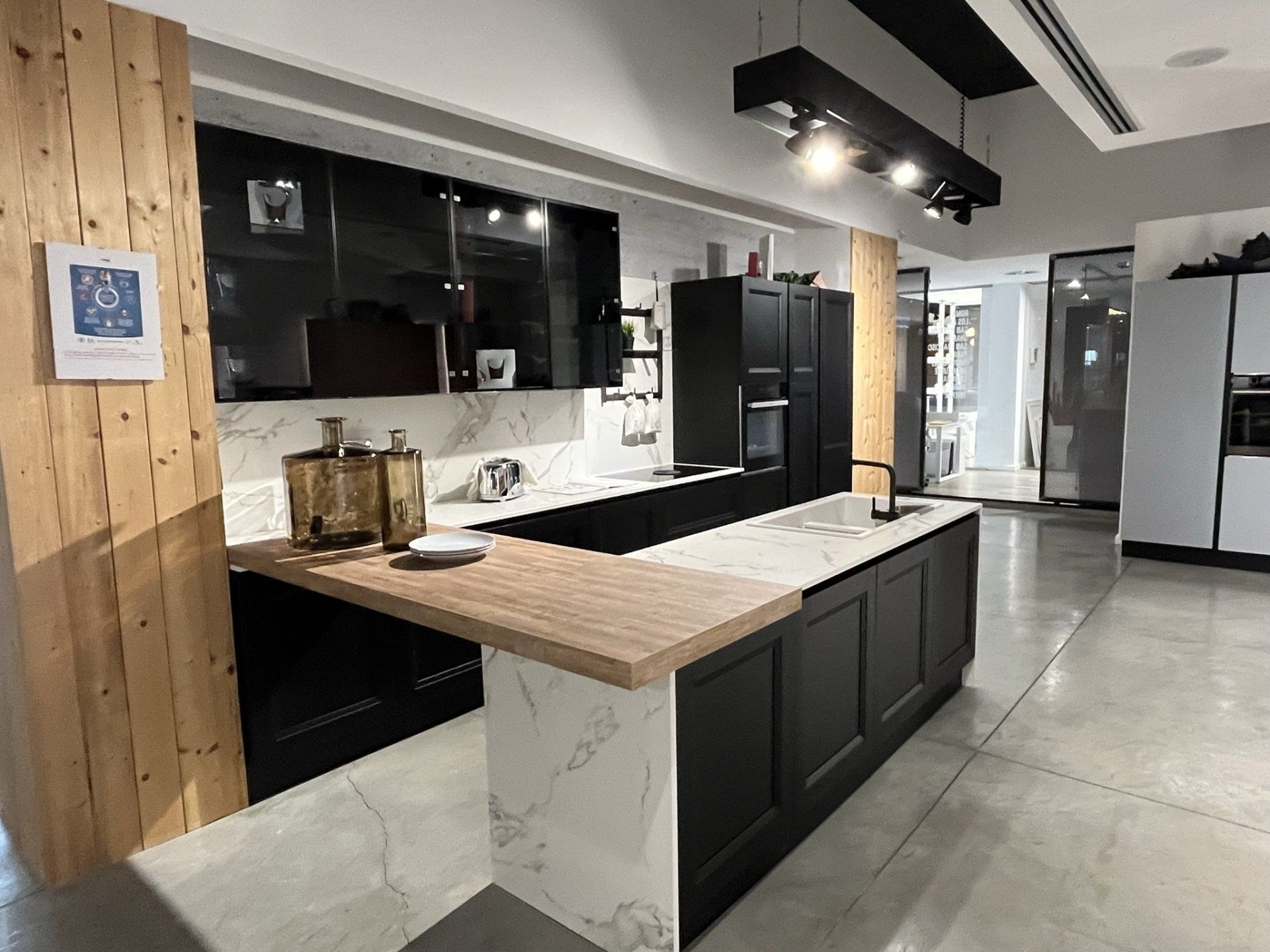 Photo d'une cuisine moderne en marbre avec un îlot central et un plan de travail en bois et marbre