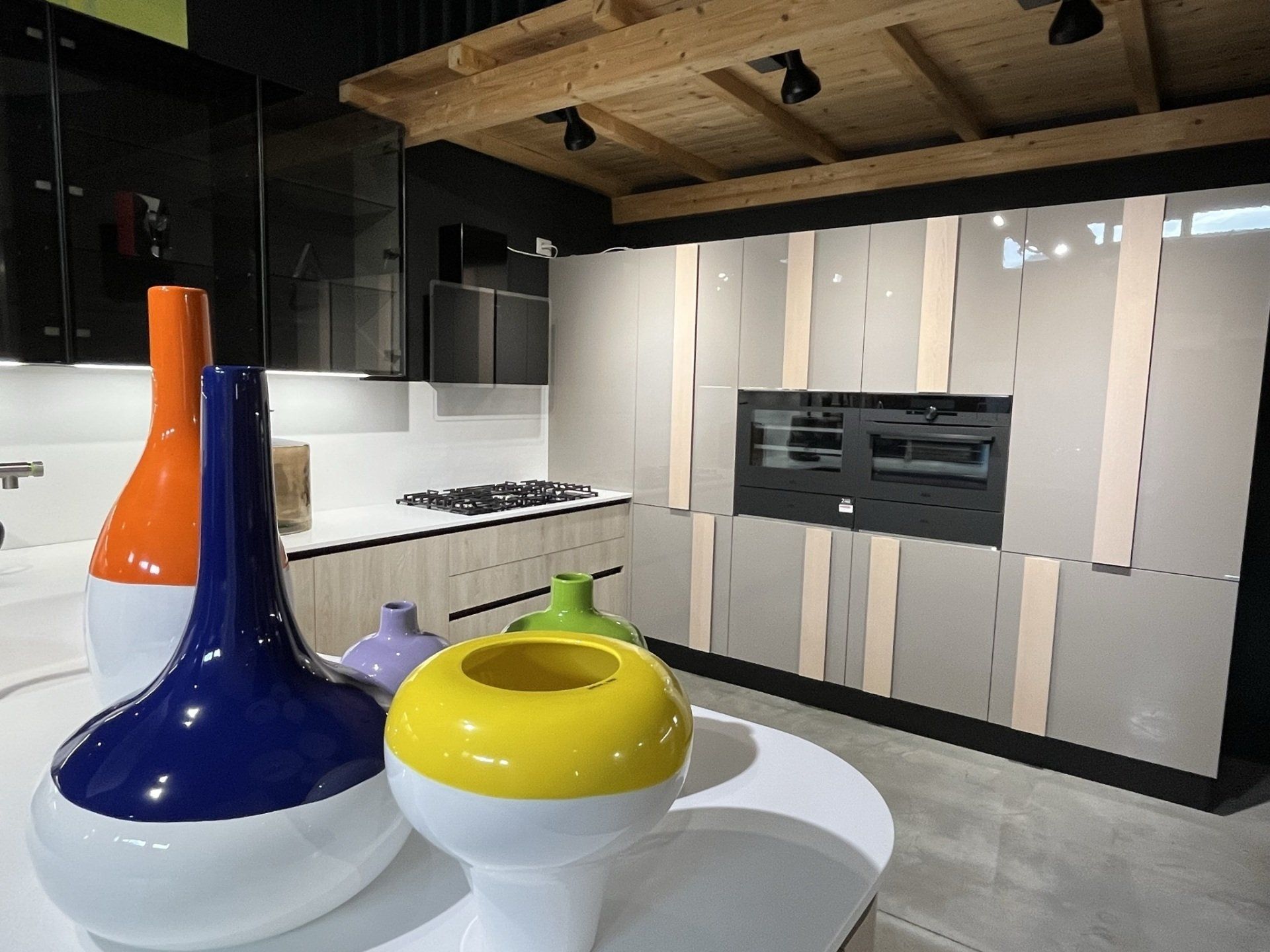 Photo d'une création de cuisine originale sur mesure, en bois et en verre, grand piano