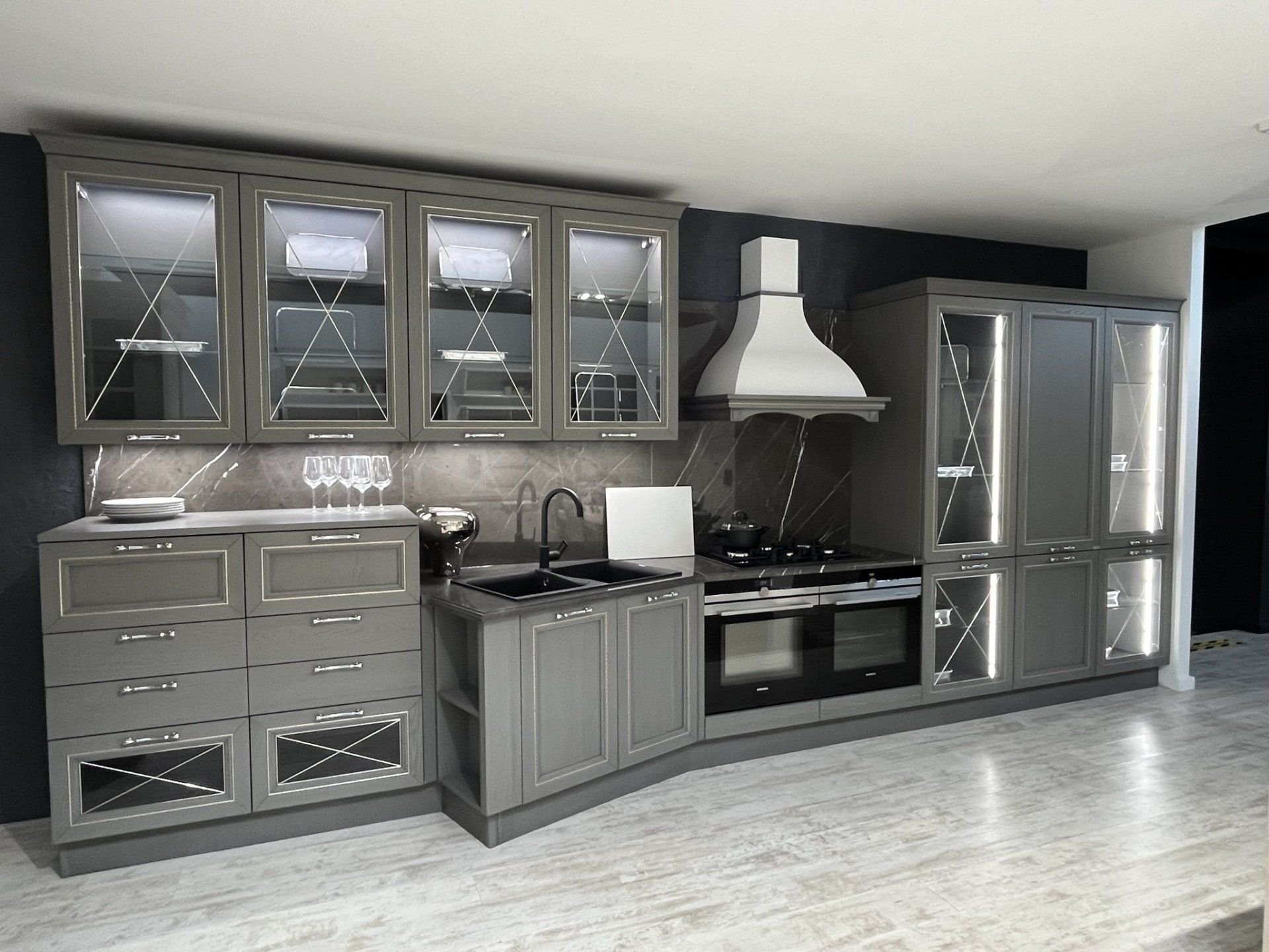 Cuisine équipée, couleurs gris foncé et effet ancien et moderne