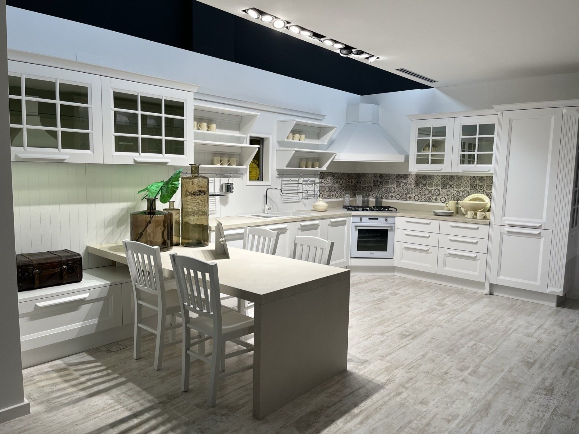 Photo d'une cuisine qui combine le moderne et le traditionnel, en bois blanc, cuisine spacieuse et lumineuse