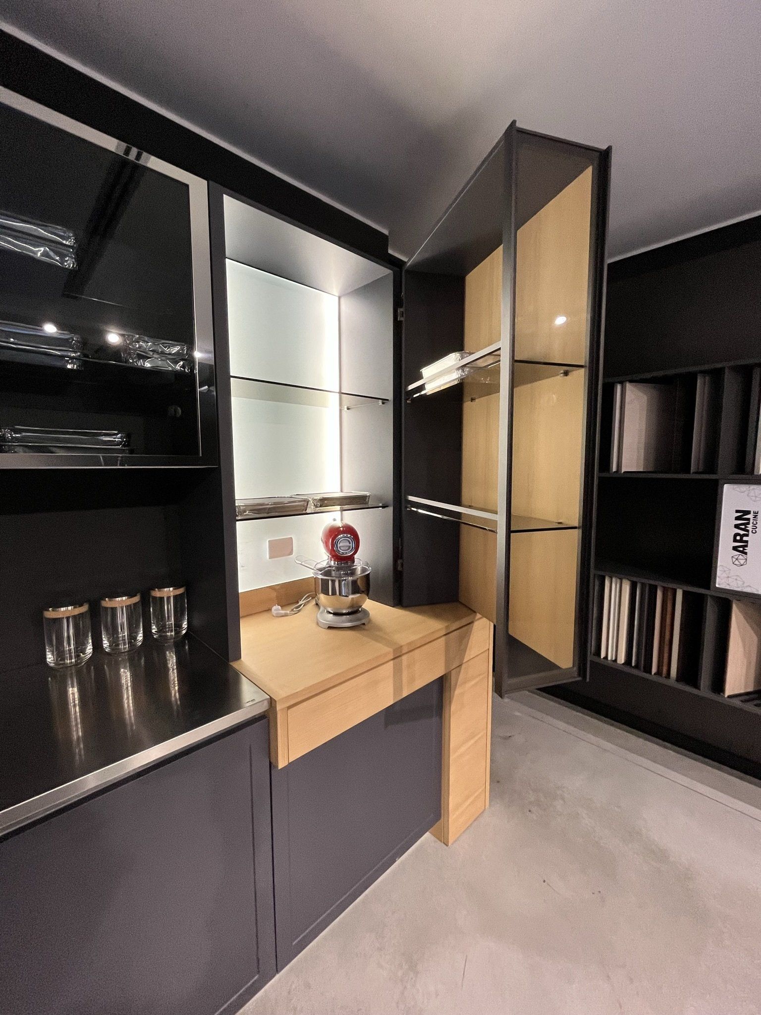 Photo d'un meuble de cuisine avec ouverture pour camoufler les équipements