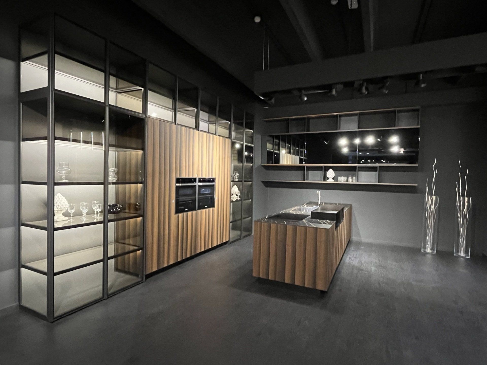 Cuisine sombre ouverte avec un îlot, équipés.