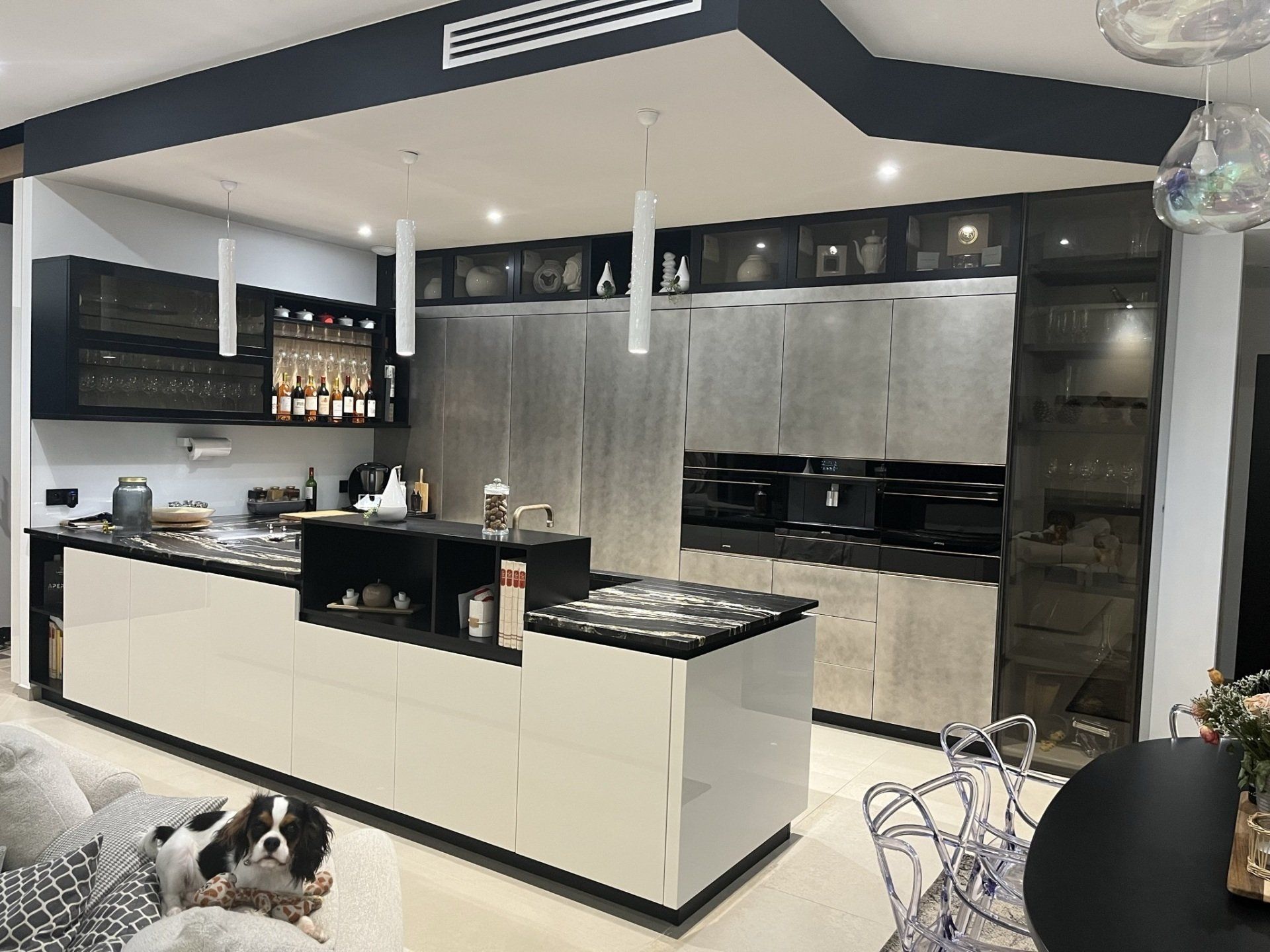 Photo d'une rénovation de cuisine ouverte moderne avec des grands rangements et un plan de travail en bois nervuré.