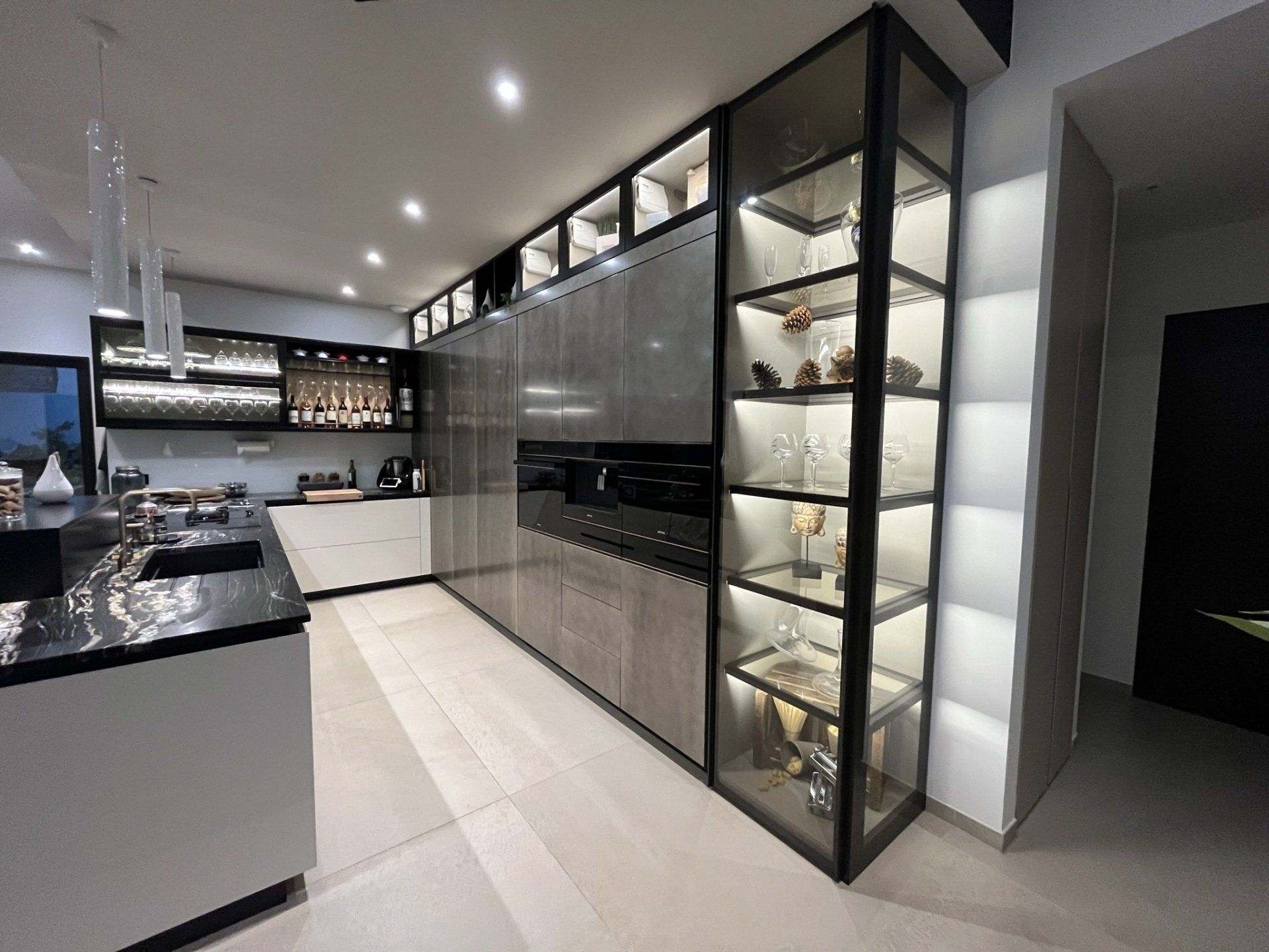 Photo d'une cuisine sobre et moderne équipée, avec de grand rangement