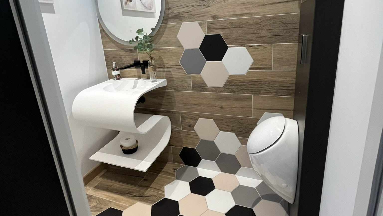 Photo toilette avec urinoir et évier design