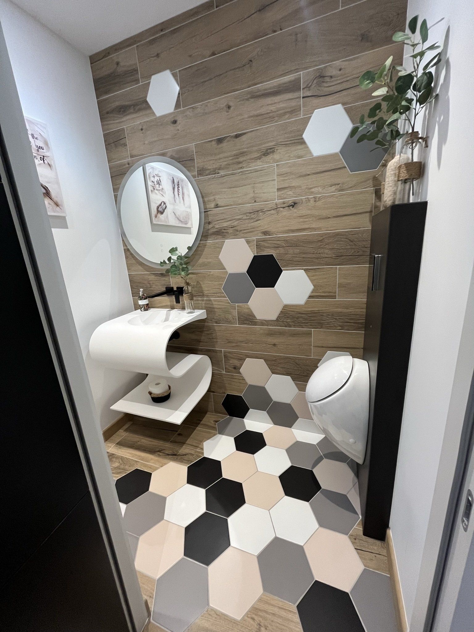 Photo salle de bain toilette design, carreaux qui monte au mur.