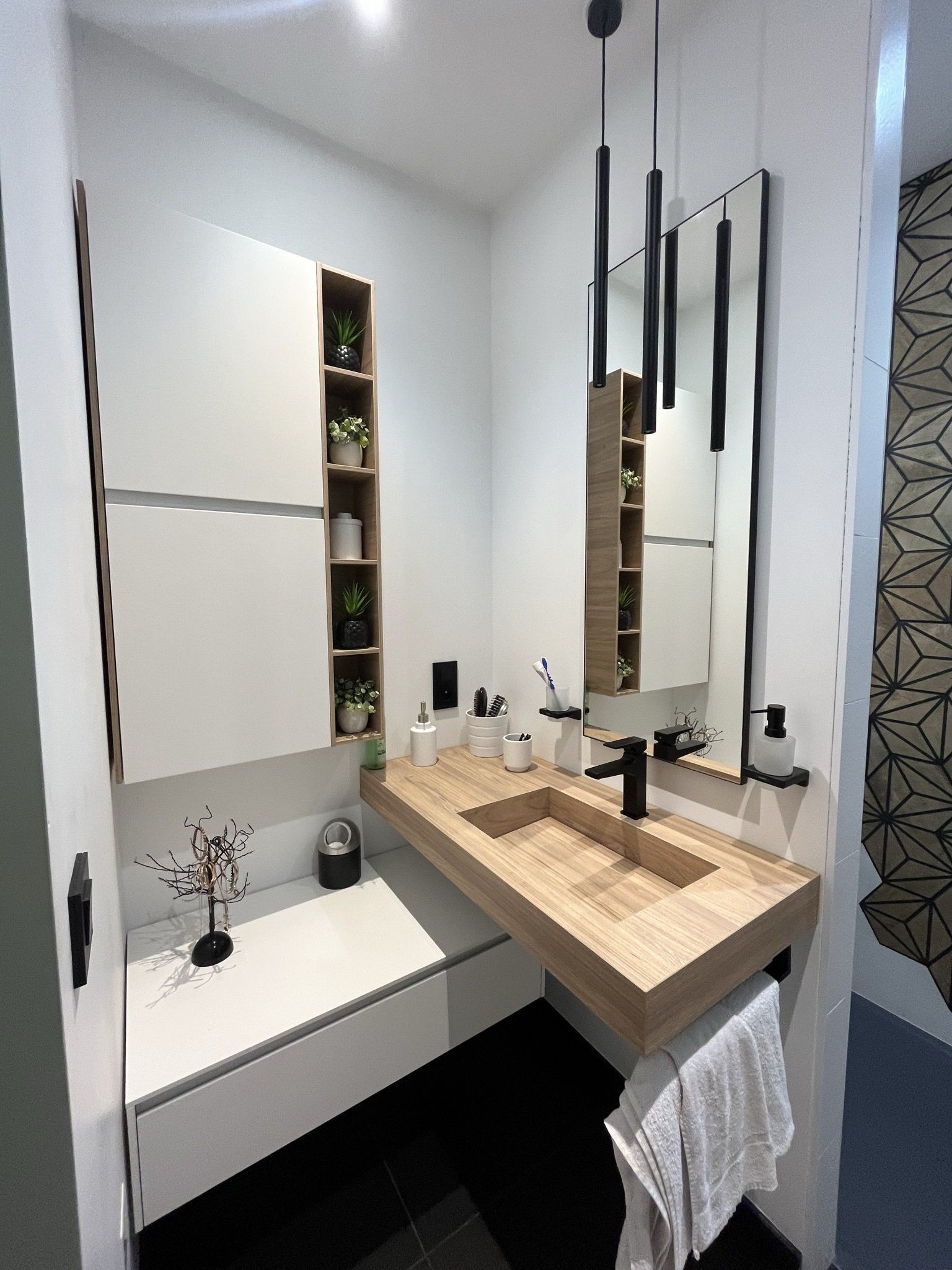 Petite salle de bain moderner, meuble blanc et vasque intégré dans le bois du meuble