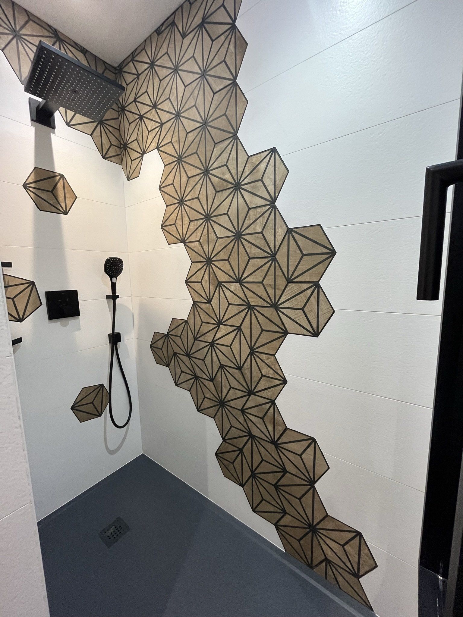 Cabine de douche à l'italienne, mosaique hexagone au mur