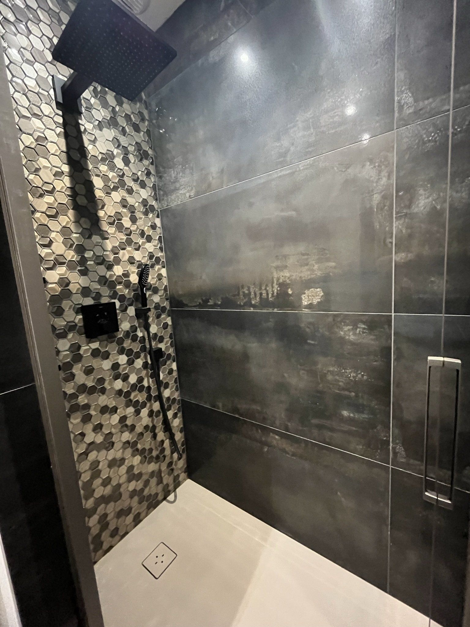 Photo d'une douche à l'italienne avec grand pommeau, carreaux hexagonaux