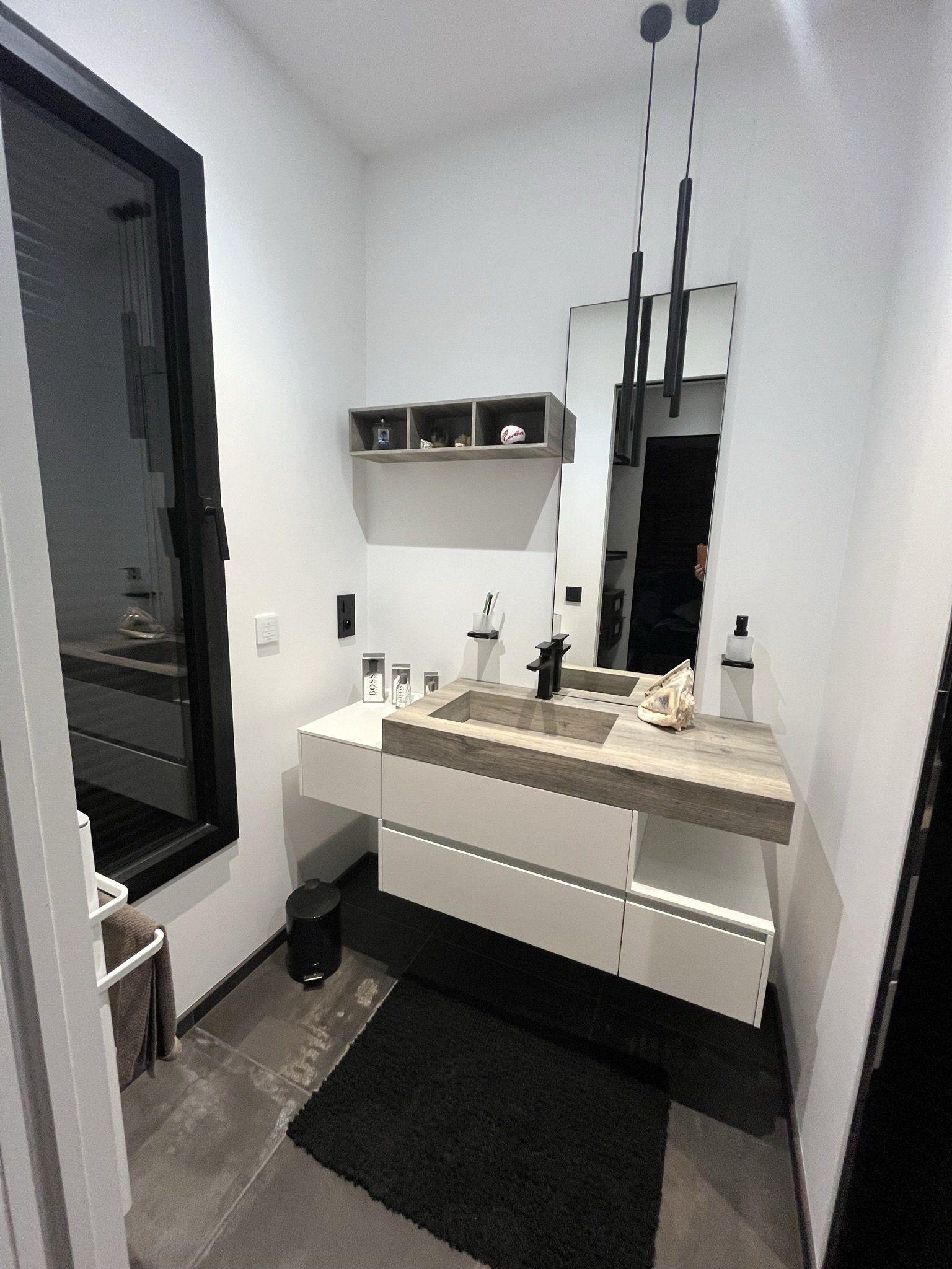 Petite salle de bain moderne et design assymétrique, vasque intégré dans le bois du meuble