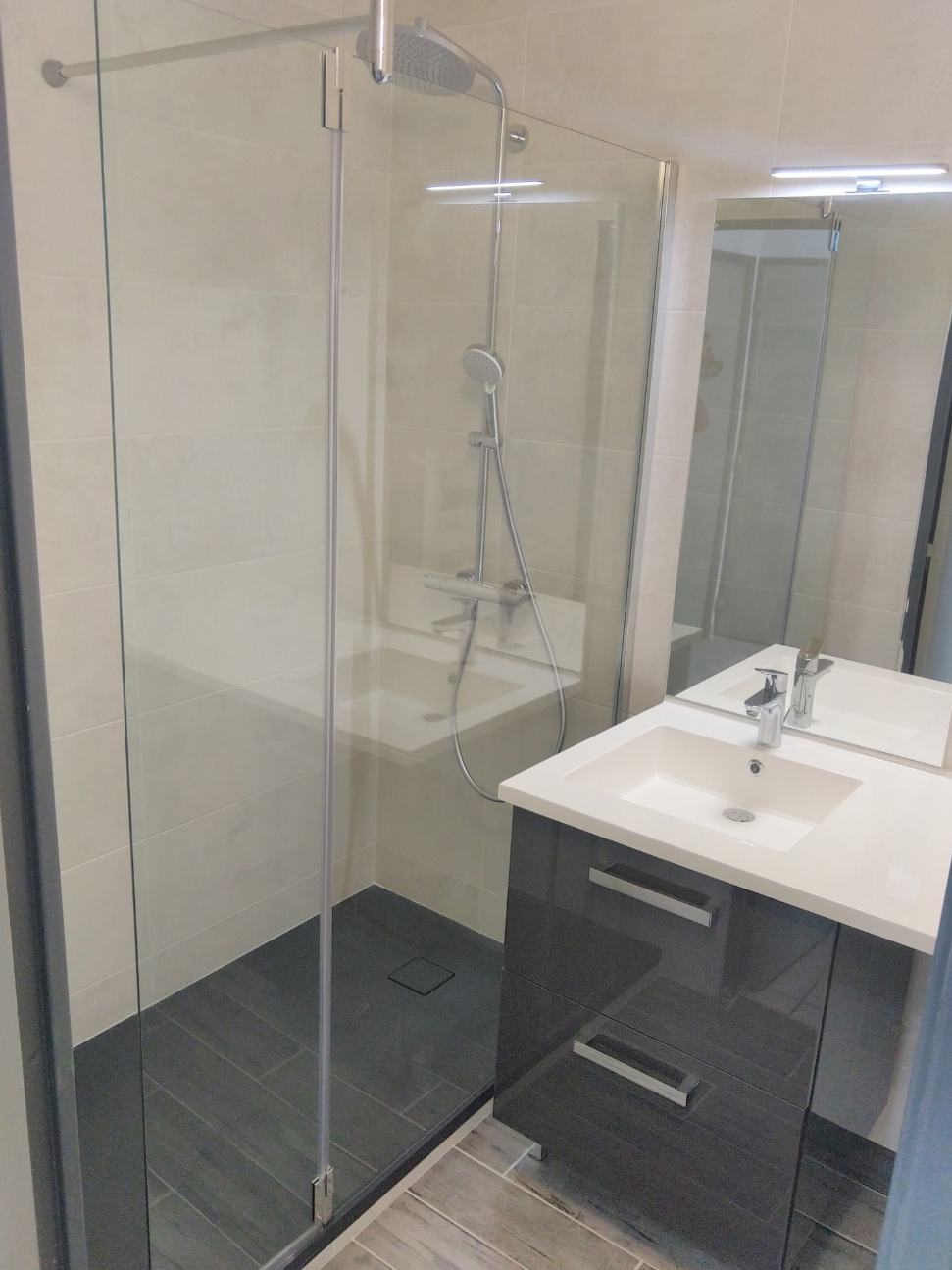 Salle de bain, petit meuble et douche à l'italienne